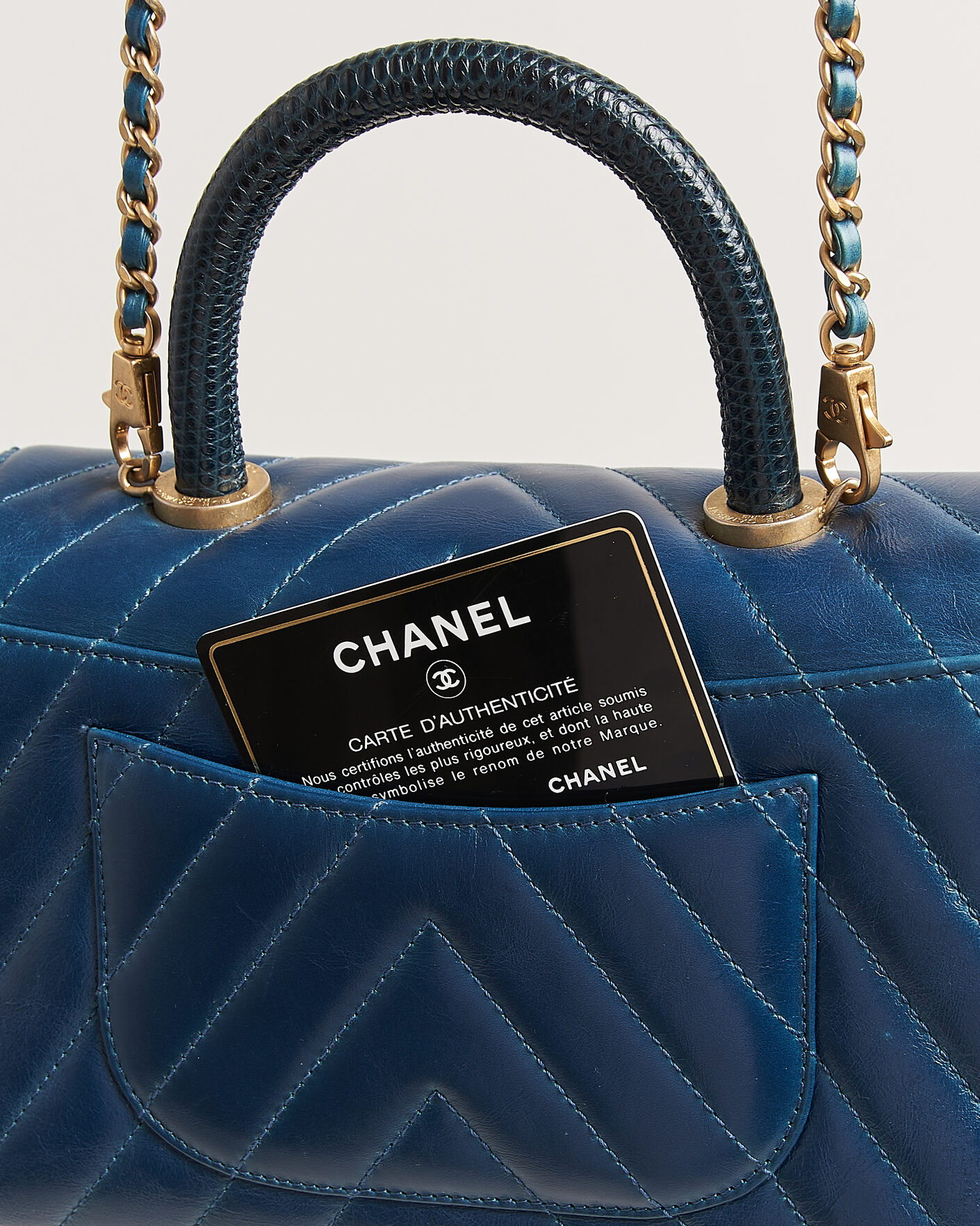 Mies | Pre-Owned & Vintage Bags | Chanel Pre-Owned | Coco Handle Chevron Bag Blue