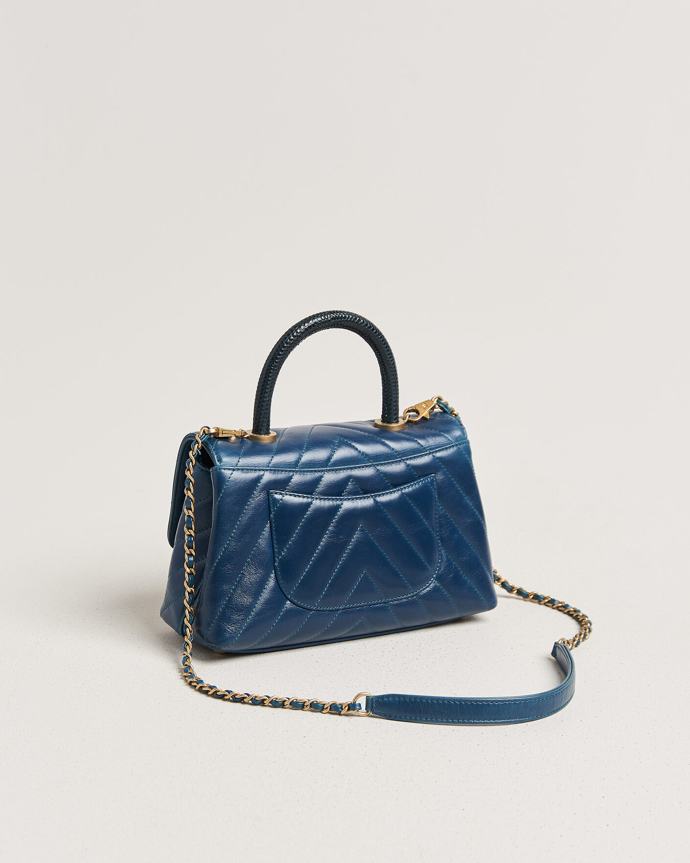 Mies | Pre-Owned & Vintage Bags | Chanel Pre-Owned | Coco Handle Chevron Bag Blue