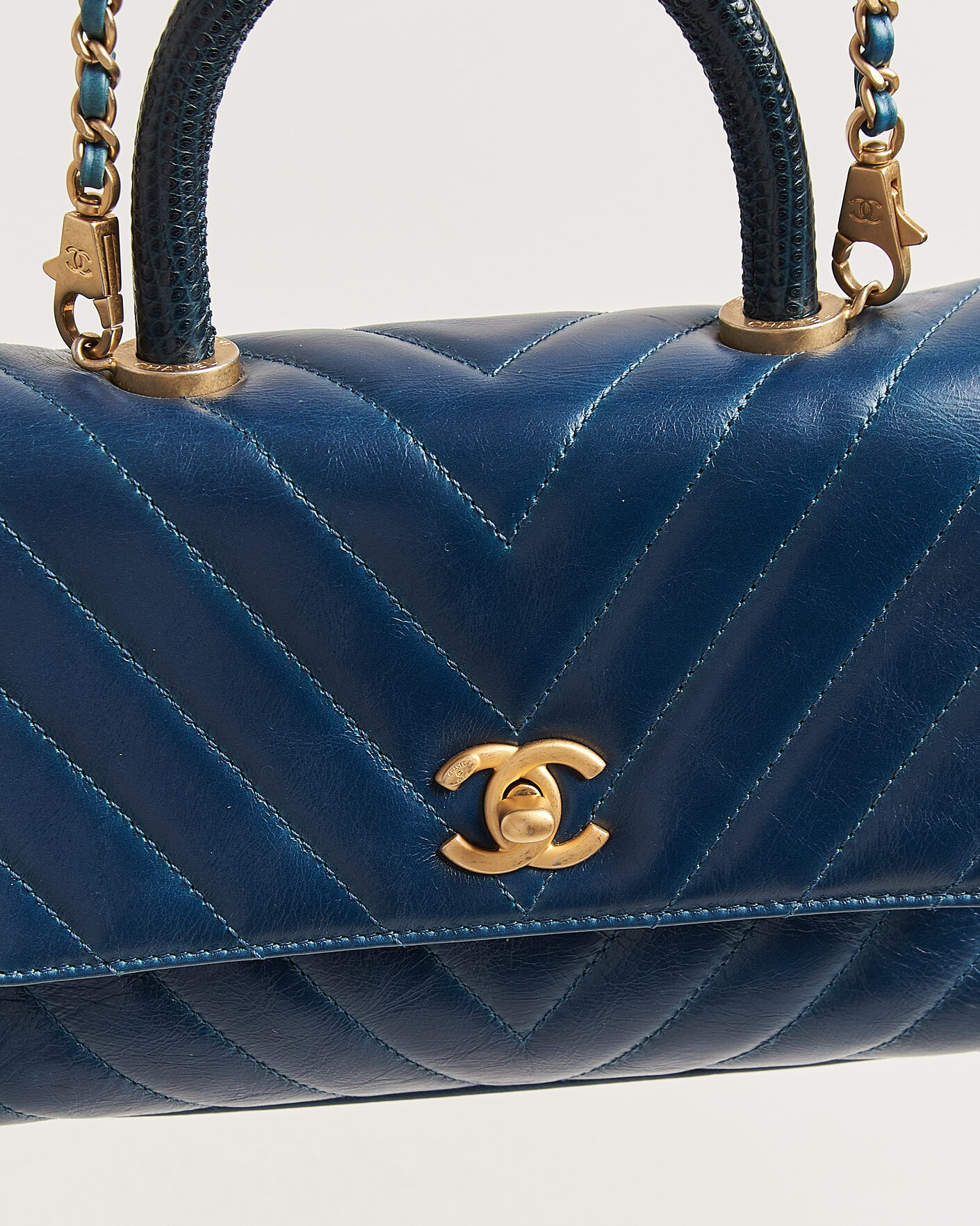 Mies | Pre-Owned & Vintage Bags | Chanel Pre-Owned | Coco Handle Chevron Bag Blue