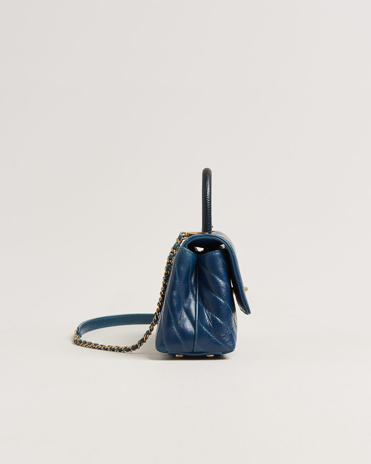 Mies | Pre-Owned & Vintage Bags | Chanel Pre-Owned | Coco Handle Chevron Bag Blue