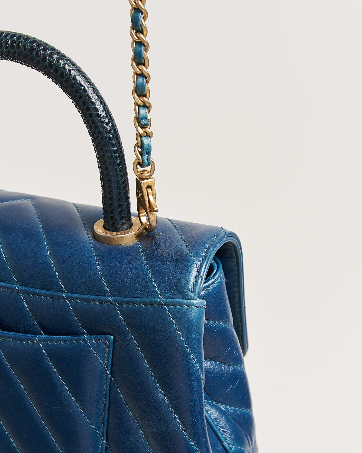Mies | Pre-Owned & Vintage Bags | Chanel Pre-Owned | Coco Handle Chevron Bag Blue