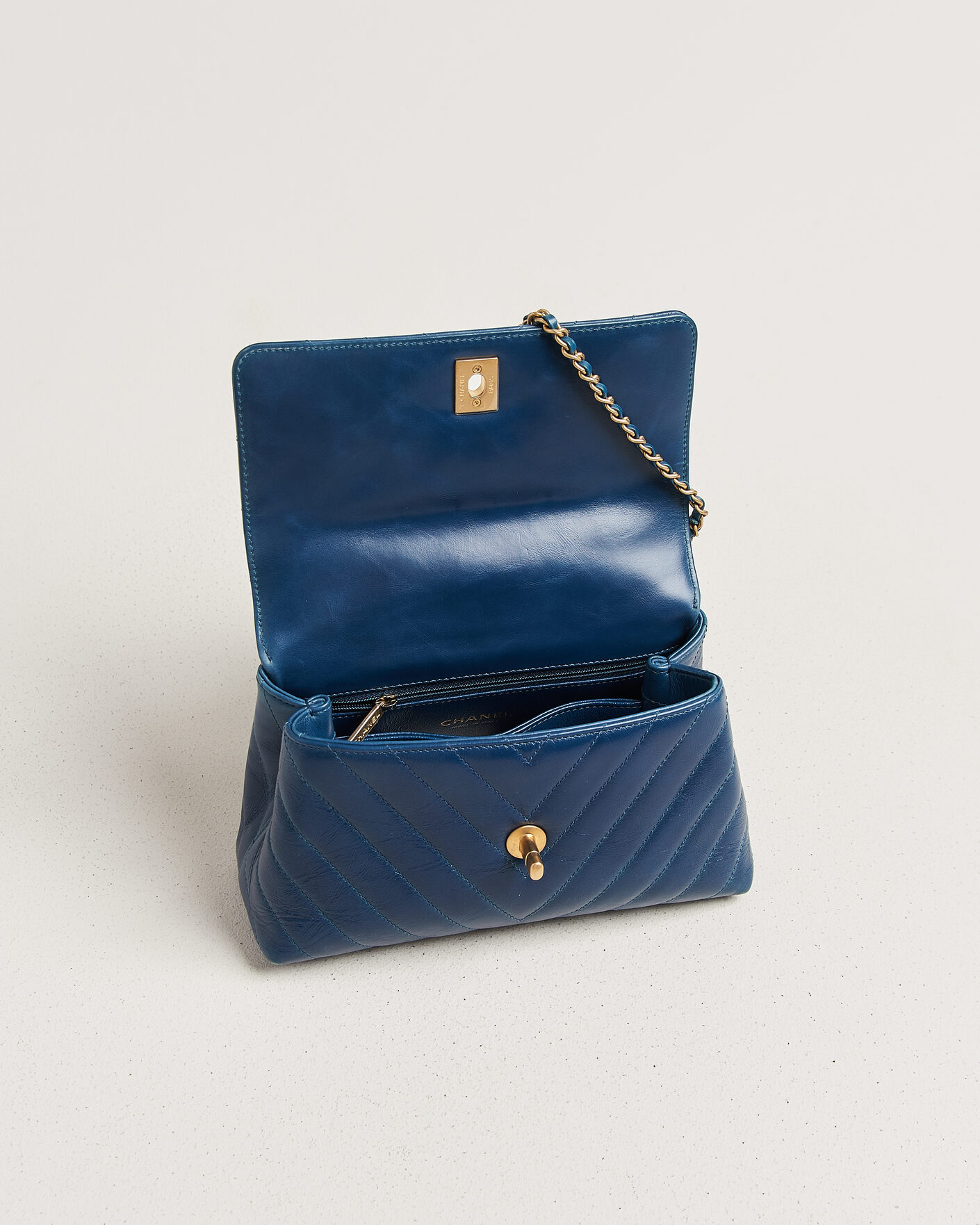 Mies | Pre-Owned & Vintage Bags | Chanel Pre-Owned | Coco Handle Chevron Bag Blue
