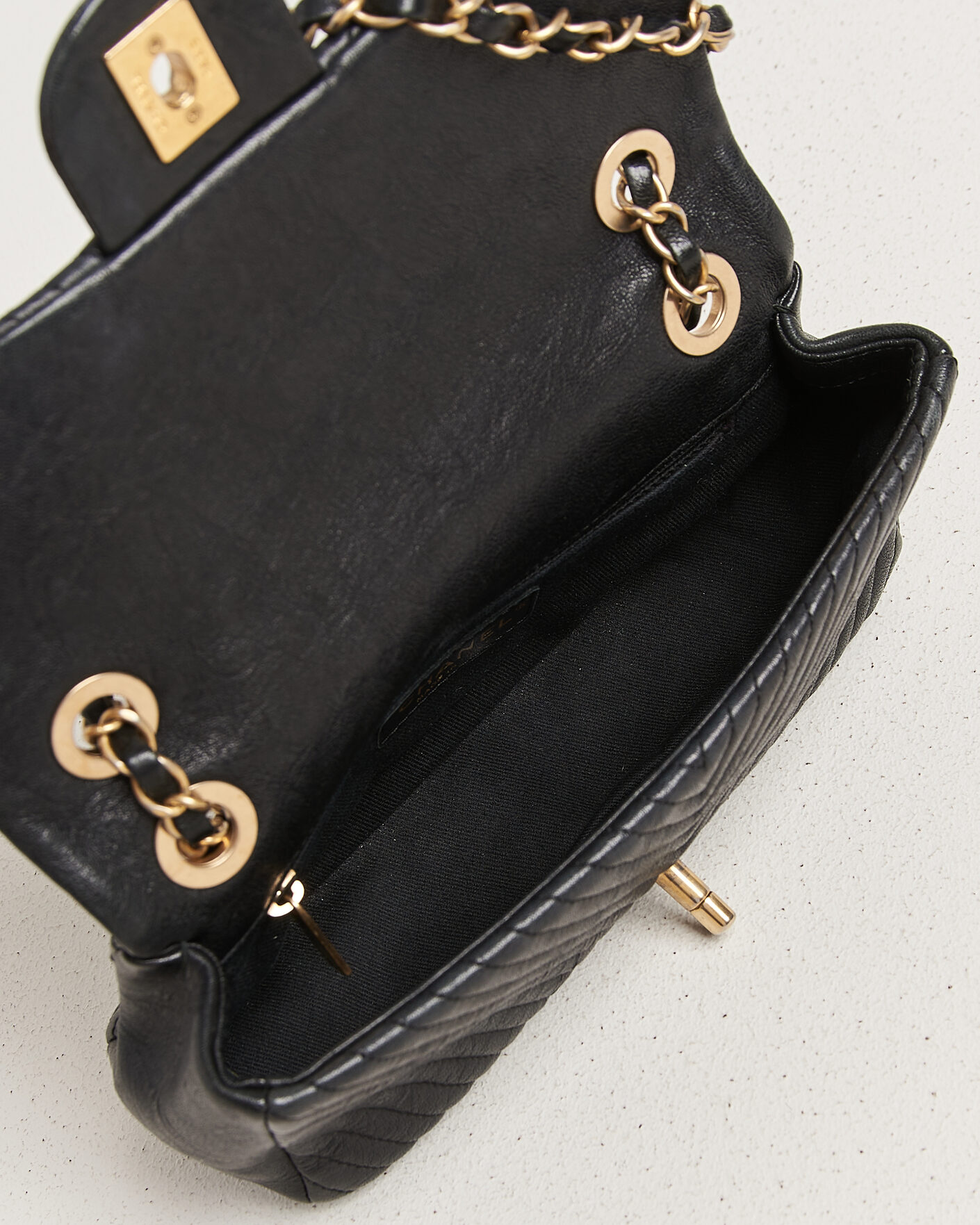 Mies | Pre-Owned & Vintage Bags | Chanel Pre-Owned | Chevron Small Flap Bag Black