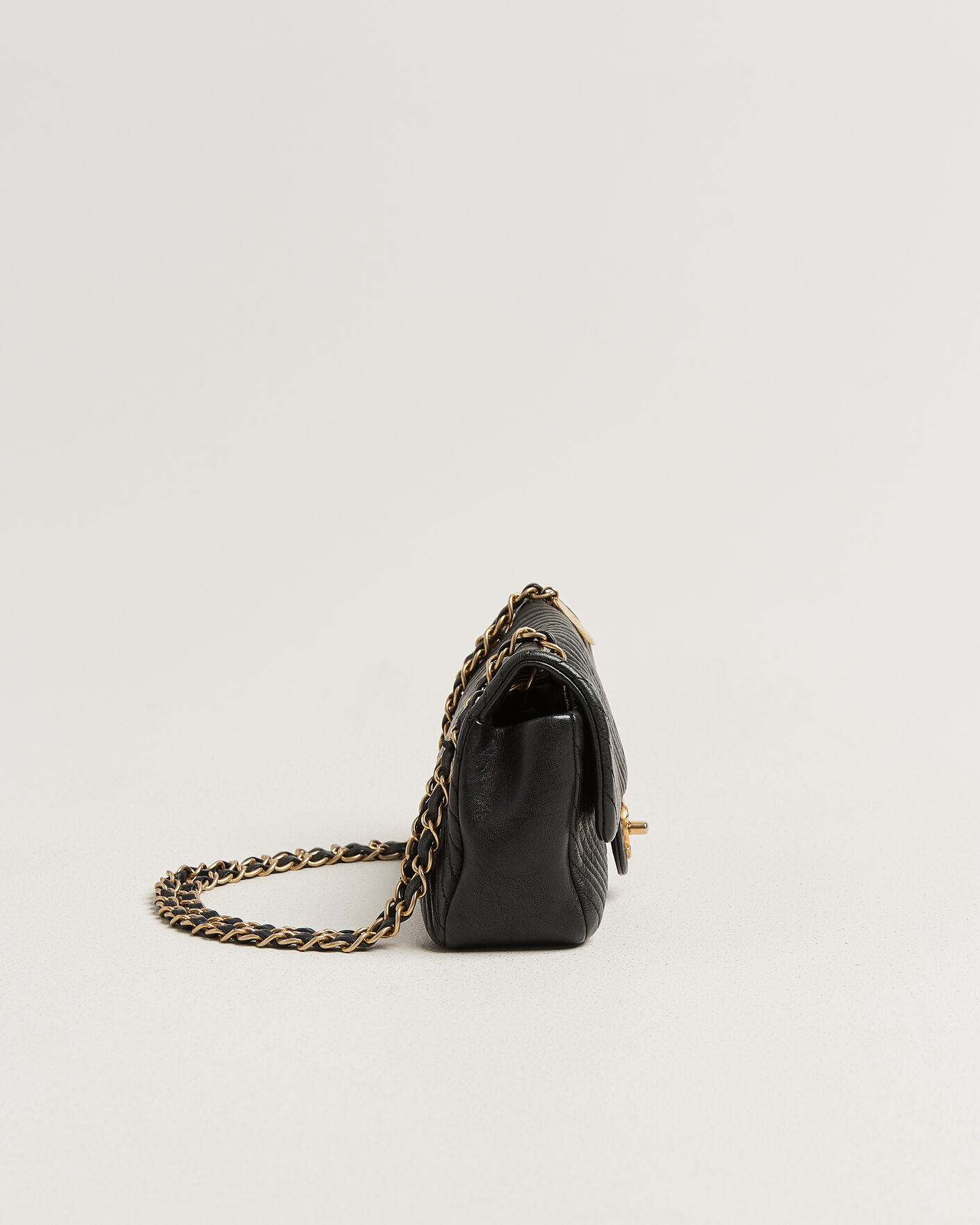 Mies | Pre-Owned & Vintage Bags | Chanel Pre-Owned | Chevron Small Flap Bag Black