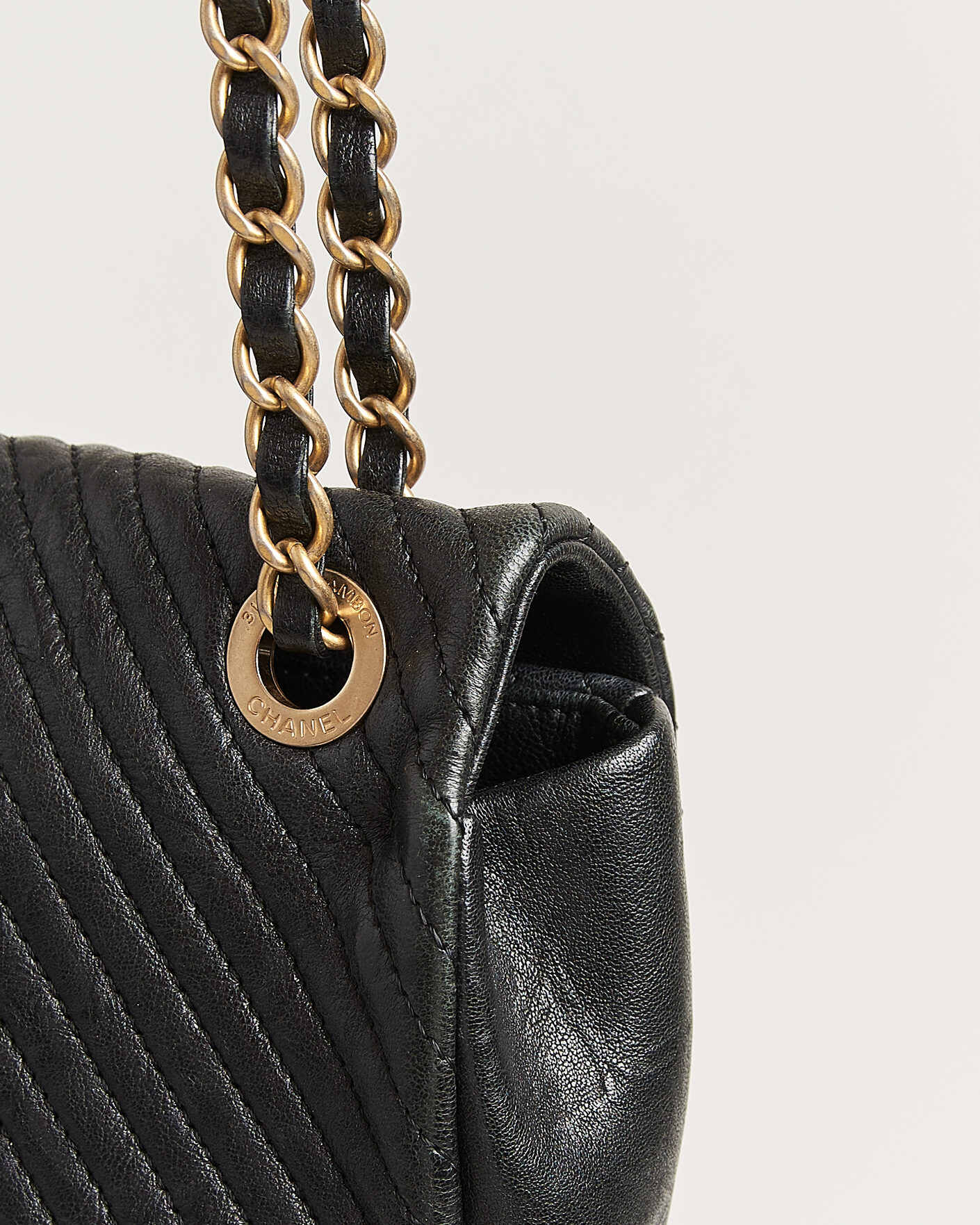 Mies | Pre-Owned & Vintage Bags | Chanel Pre-Owned | Chevron Small Flap Bag Black