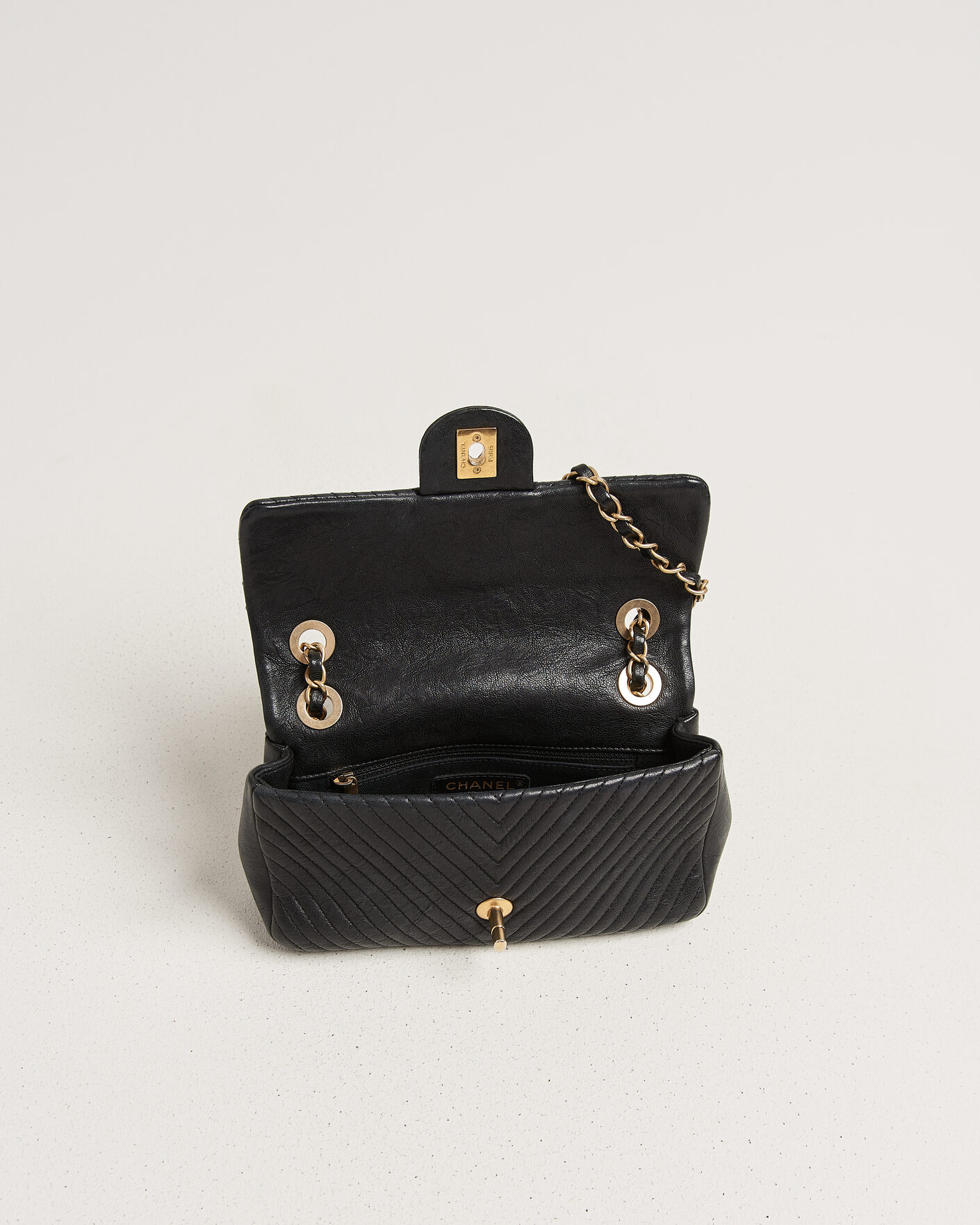 Mies | Pre-Owned & Vintage Bags | Chanel Pre-Owned | Chevron Small Flap Bag Black