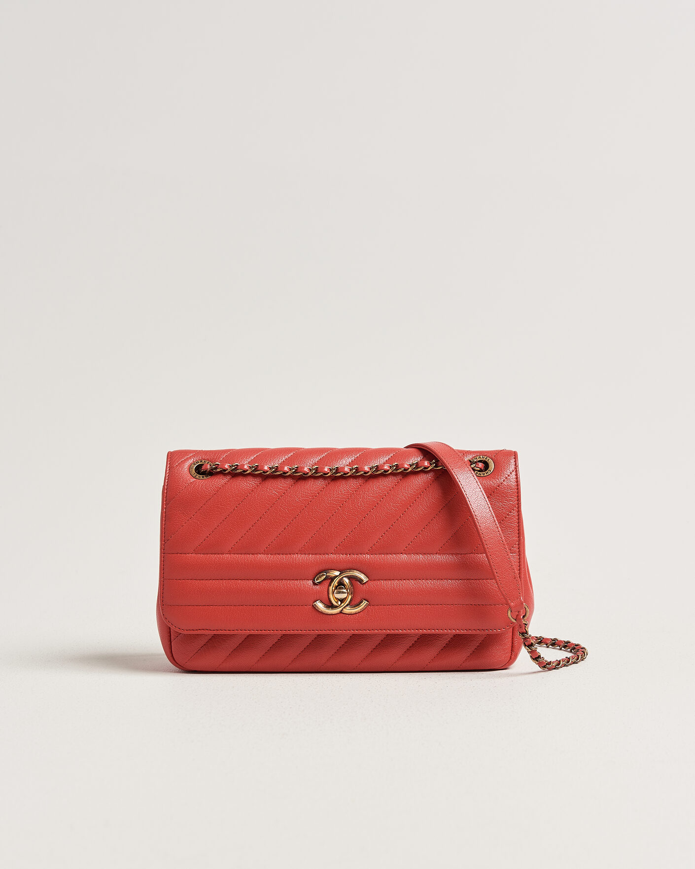 Mies | Pre-Owned & Vintage Bags | Chanel Pre-Owned | Chevron Medium Flap Bag Coral