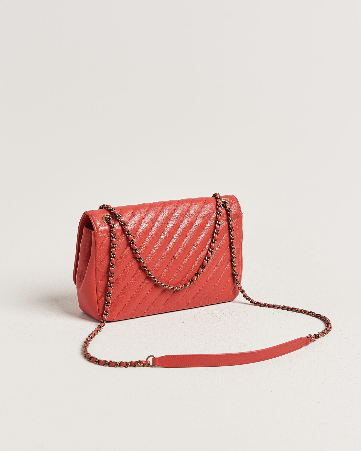 Mies | Pre-Owned & Vintage Bags | Chanel Pre-Owned | Chevron Medium Flap Bag Coral
