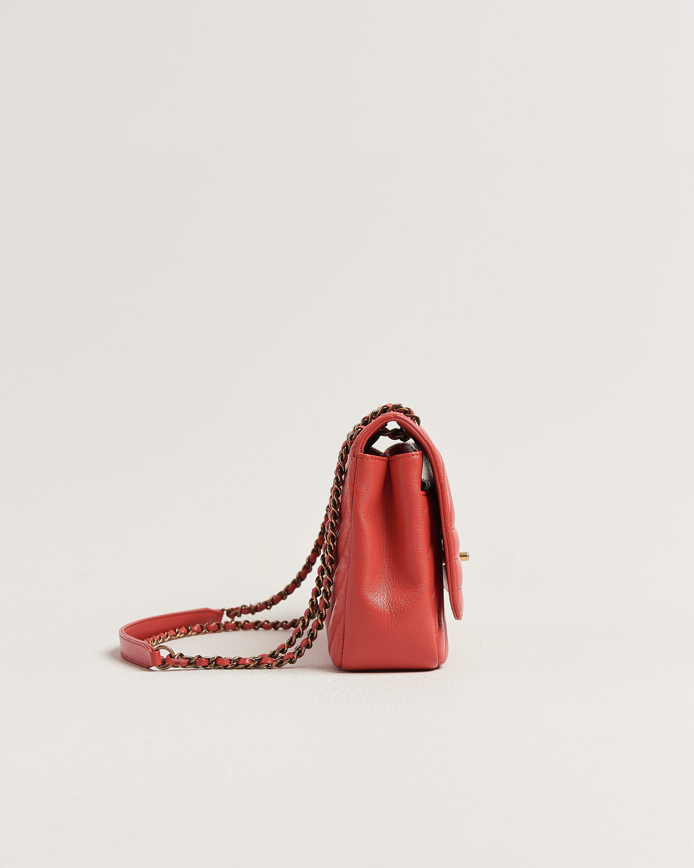 Mies | Pre-Owned & Vintage Bags | Chanel Pre-Owned | Chevron Medium Flap Bag Coral