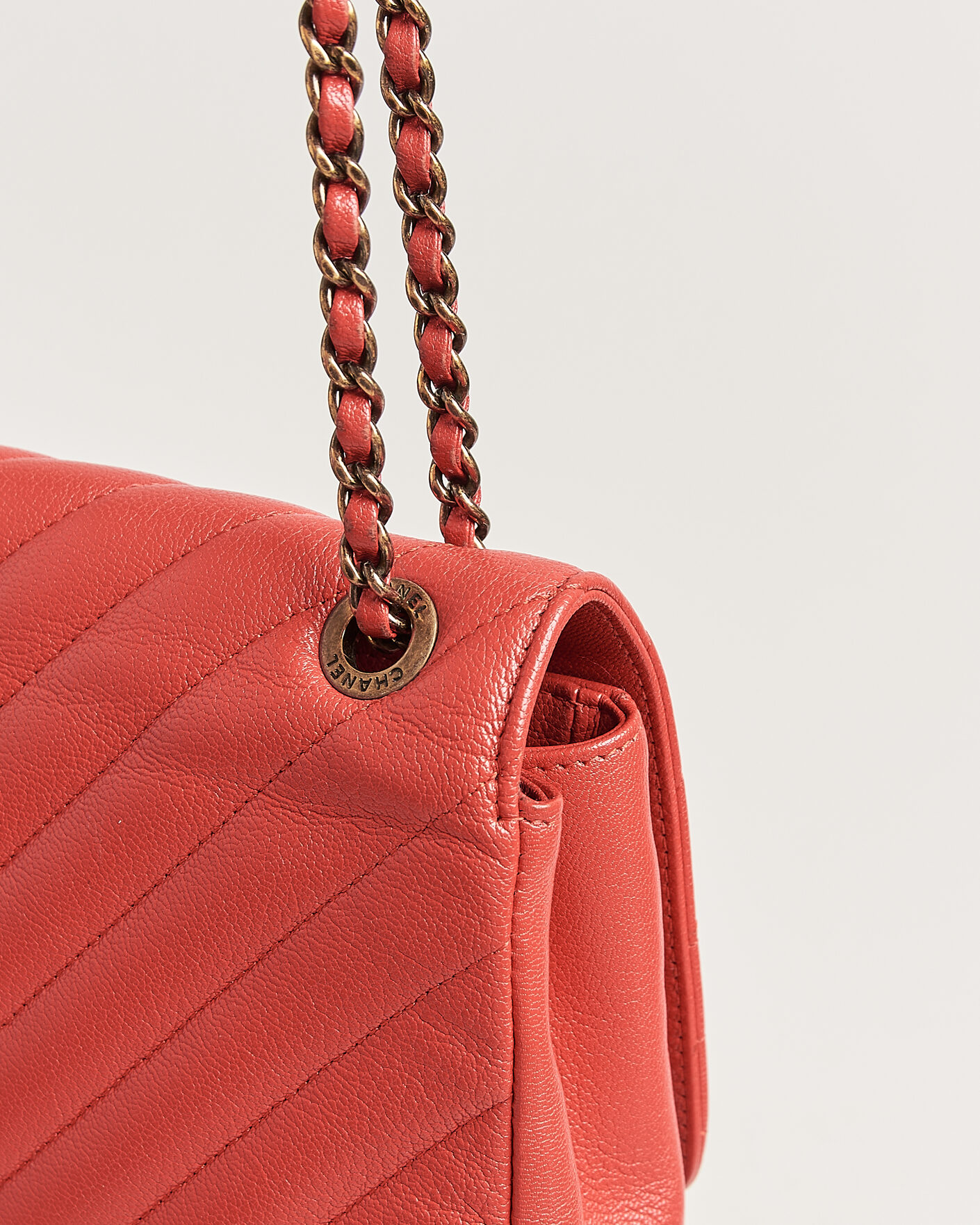 Mies | Pre-Owned & Vintage Bags | Chanel Pre-Owned | Chevron Medium Flap Bag Coral