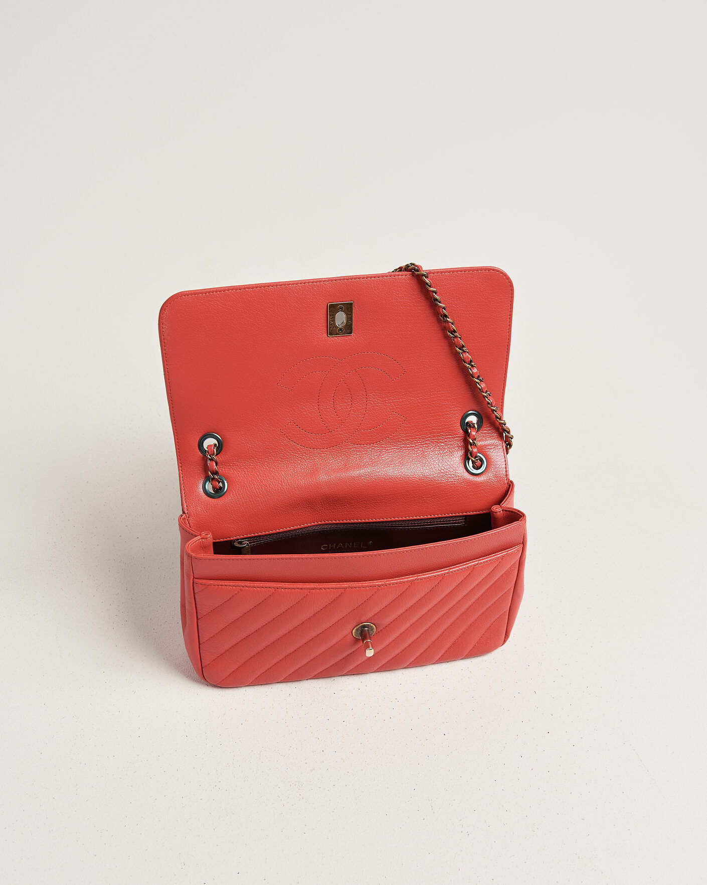 Mies | Pre-Owned & Vintage Bags | Chanel Pre-Owned | Chevron Medium Flap Bag Coral