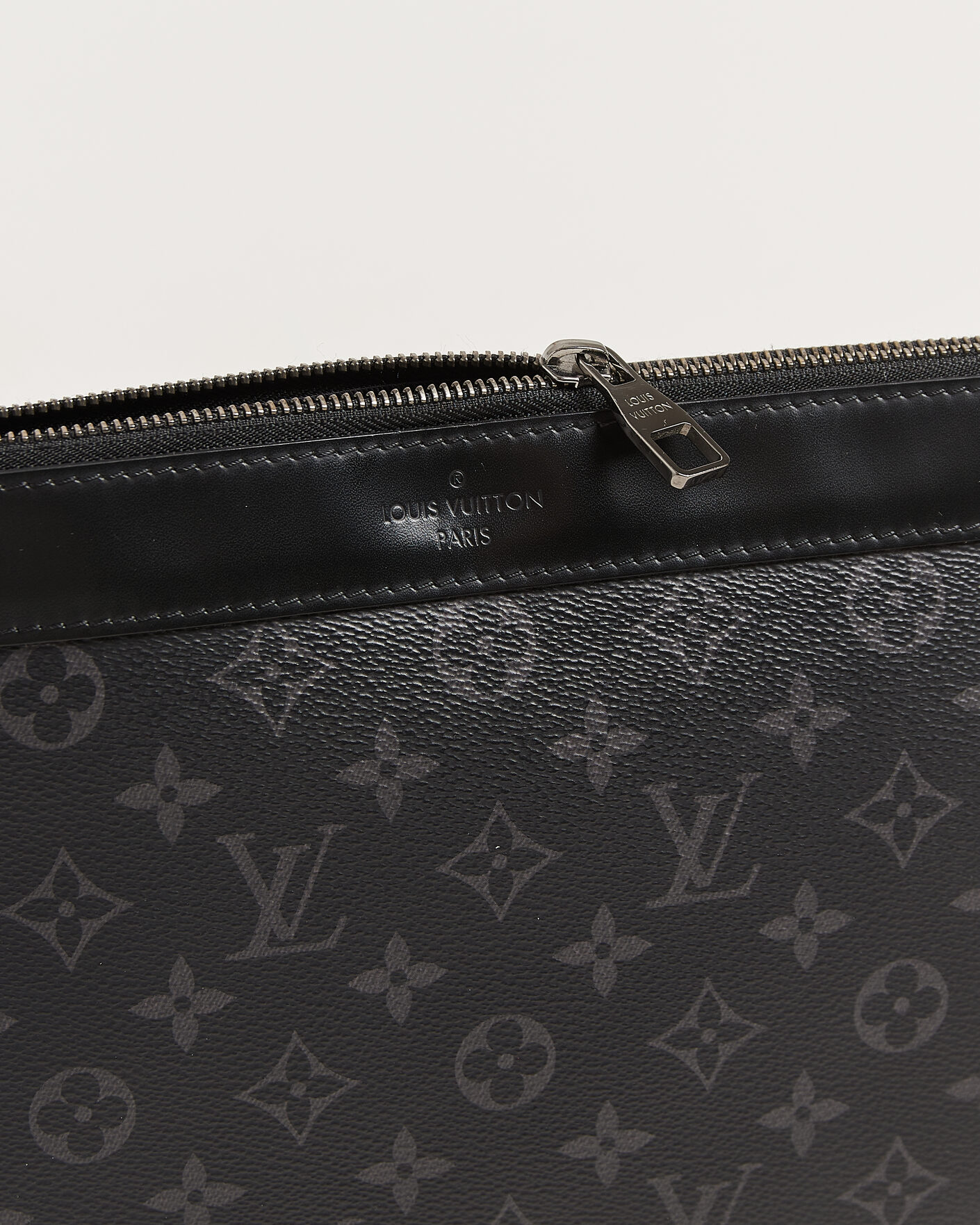 Mies | Pre-Owned & Vintage Bags | Louis Vuitton Pre-Owned | Discovery Pochette Monogram Eclipse