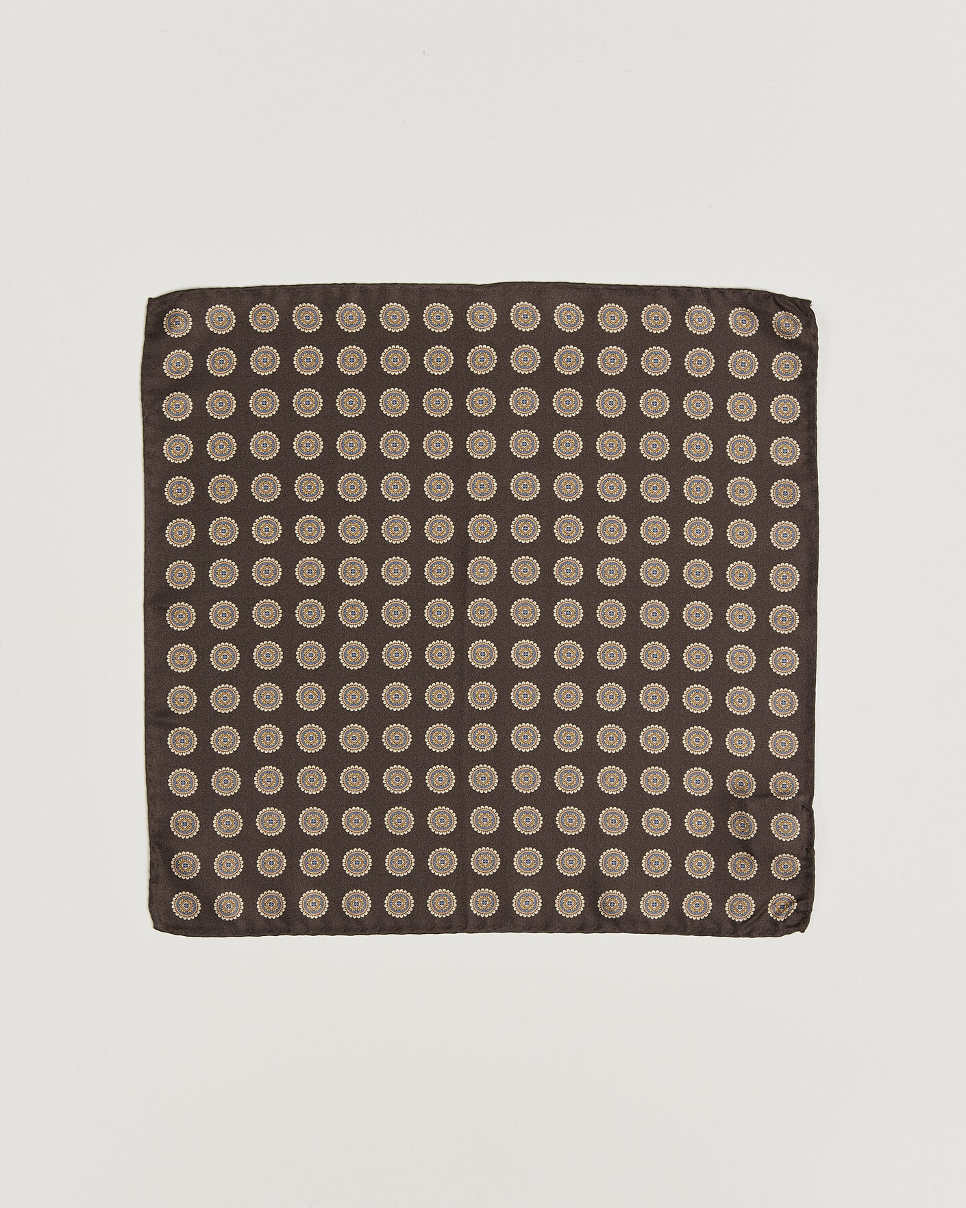 Mies | Taskuliinat | Amanda Christensen | Silk Twill Medallion Pocket Square Brown