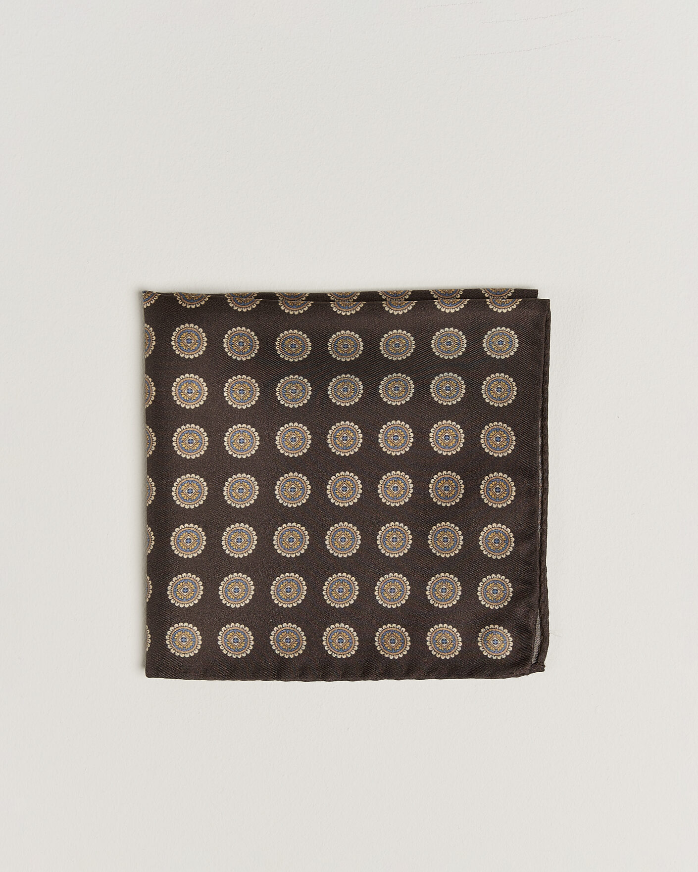 Mies | Taskuliinat | Amanda Christensen | Silk Twill Medallion Pocket Square Brown