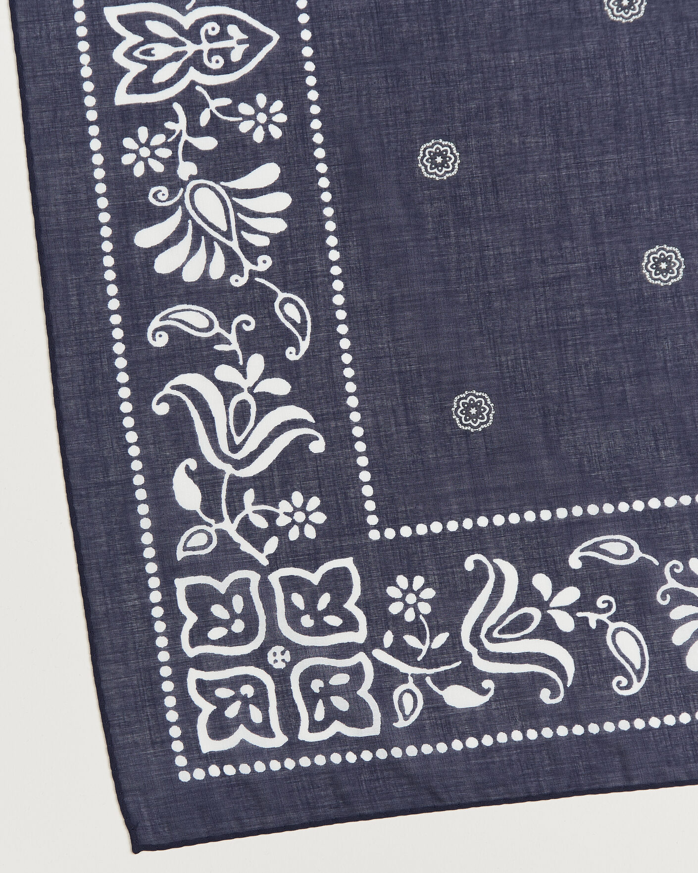 Mies | Huivit | Amanda Christensen | Cotton Voile Printed Flower Bandana Navy
