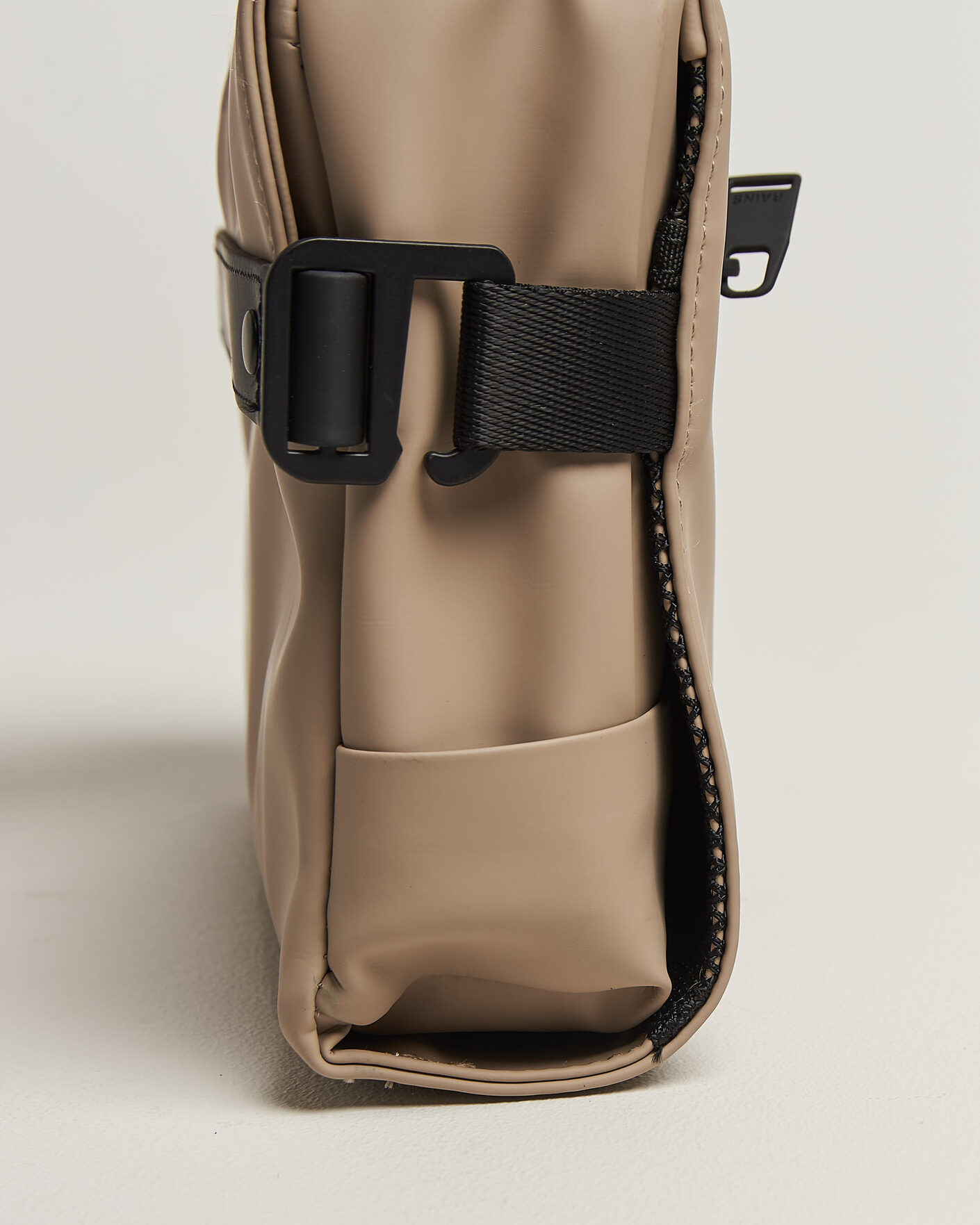 Mies | Laukut | RAINS | OTG Washbag Beige