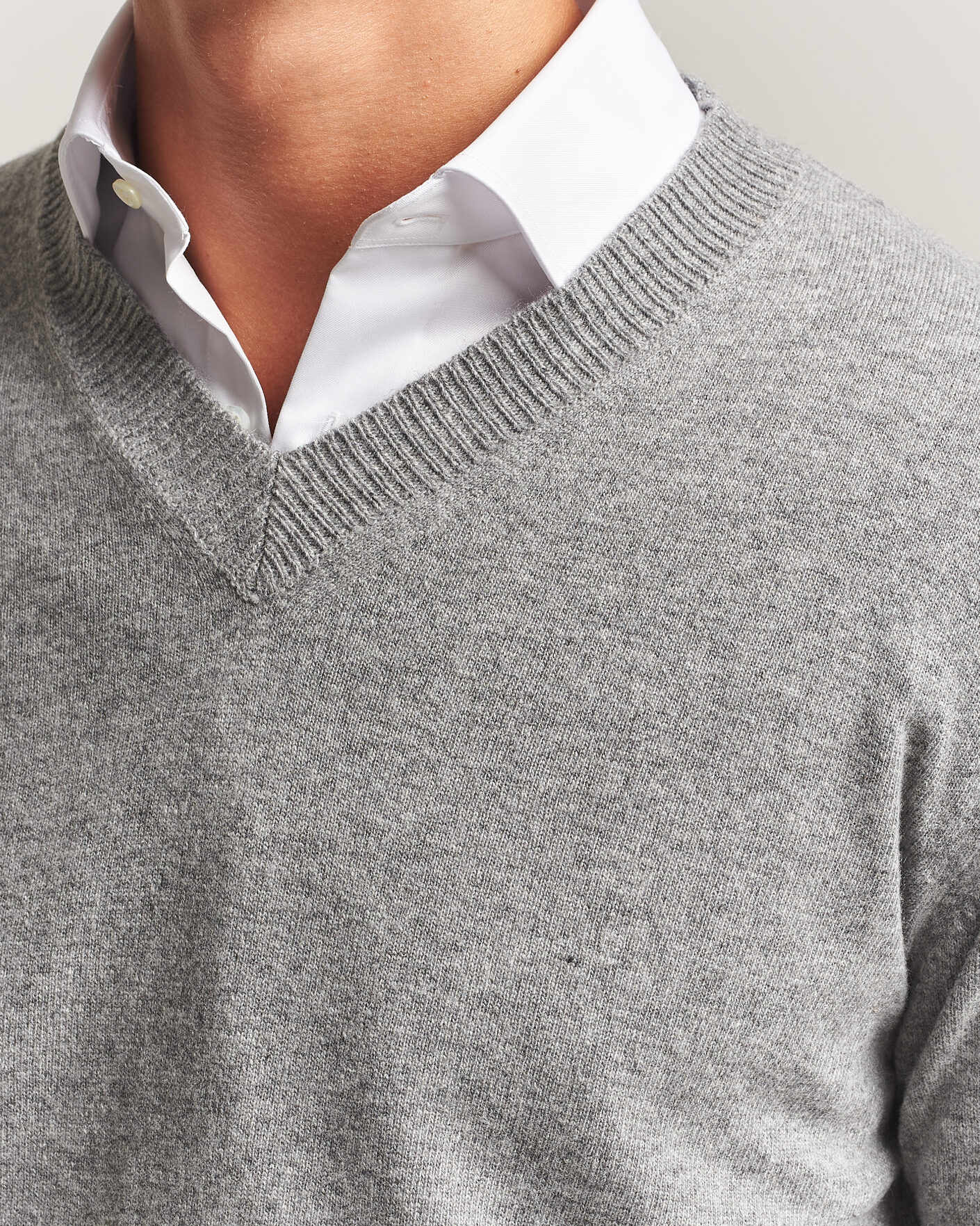 Mies | Puserot | Oscar Jacobson | Gregor Wool/Cashmere V-Neck Grey Melange
