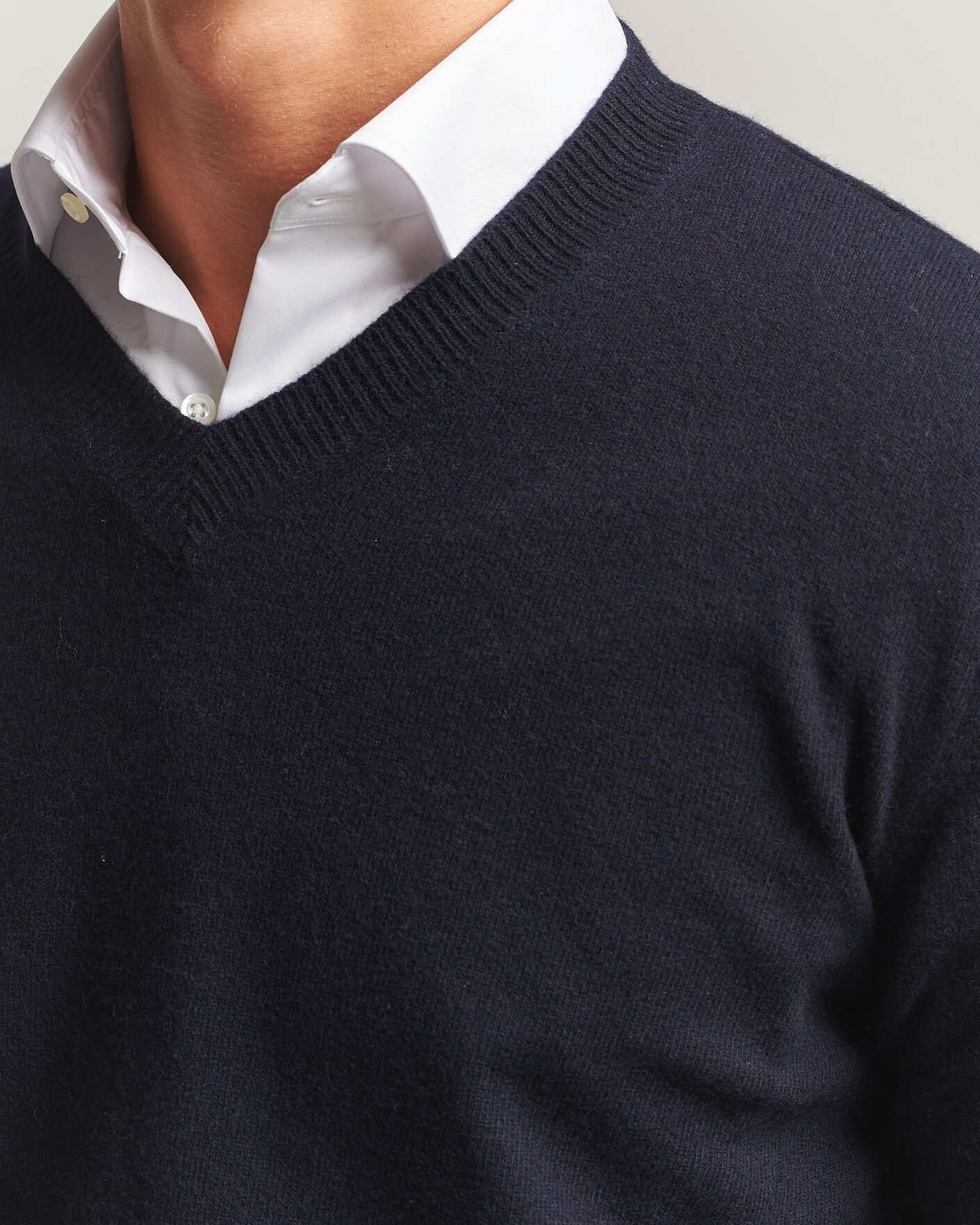 Mies | Puserot | Oscar Jacobson | Gregor Wool/Cashmere V-Neck Navy