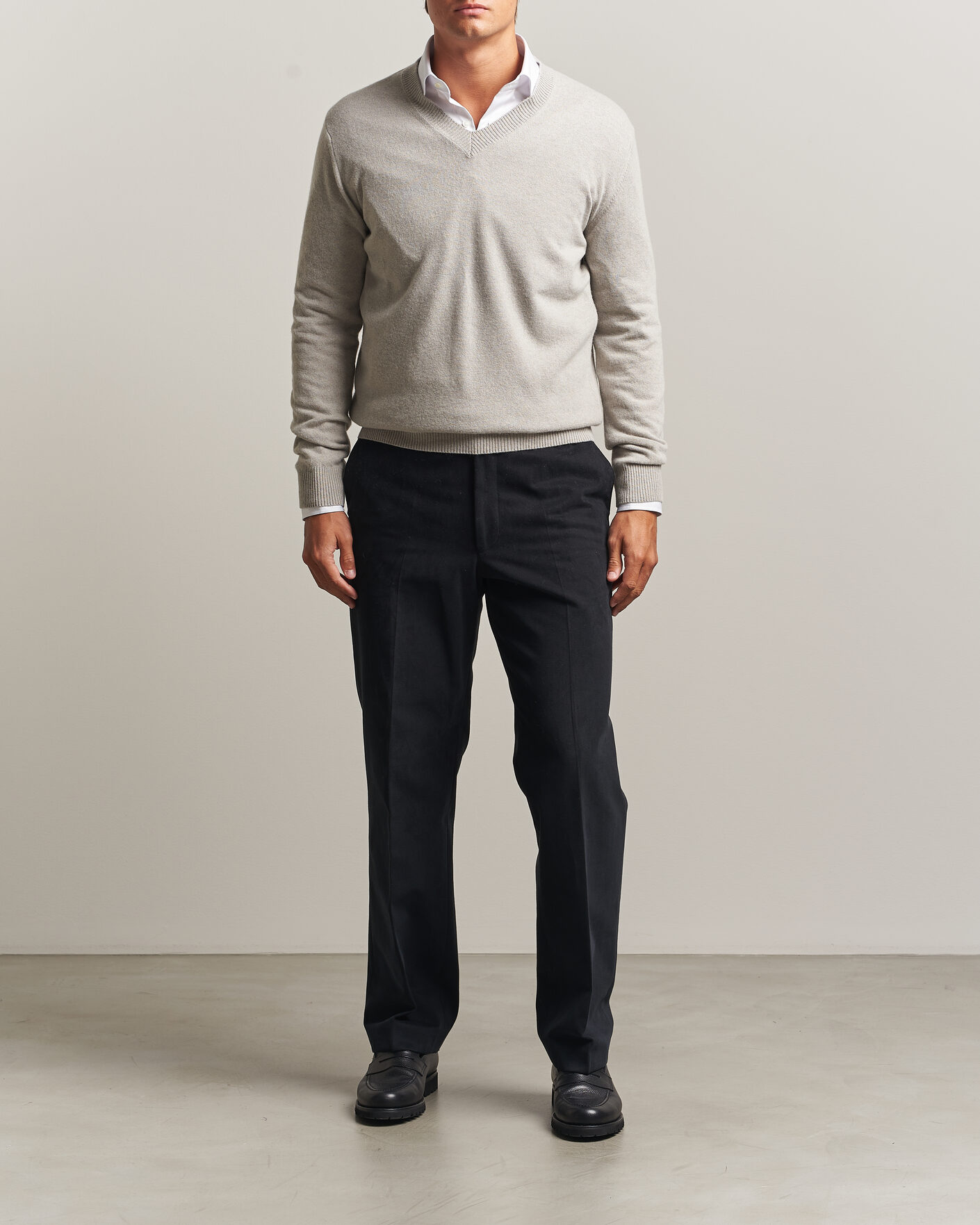 Mies | Puserot | Oscar Jacobson | Gregor Wool/Cashmere V-Neck Light Beige