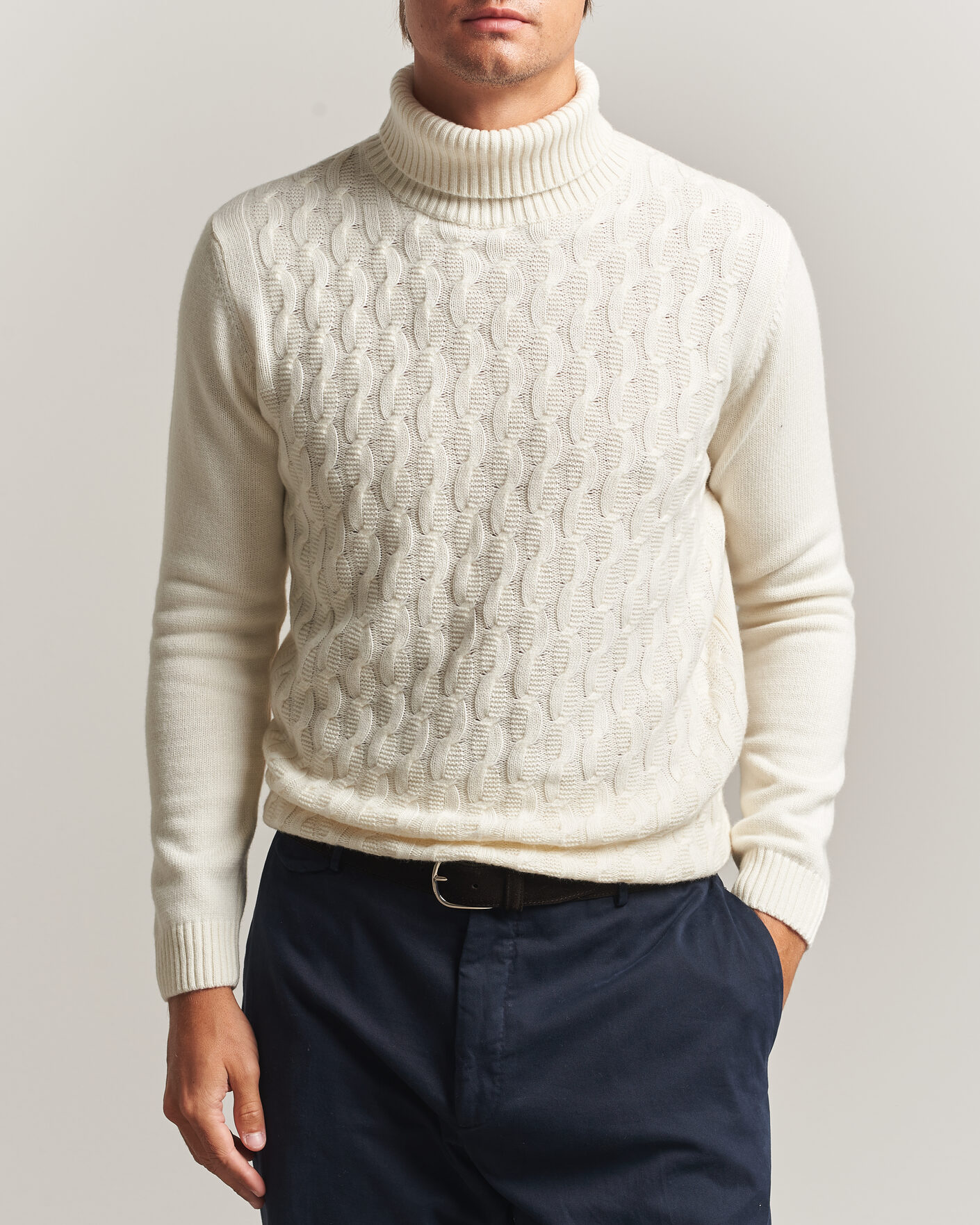 Mies | Puserot | Oscar Jacobson | Seppo Cable Knitted Rollneck White