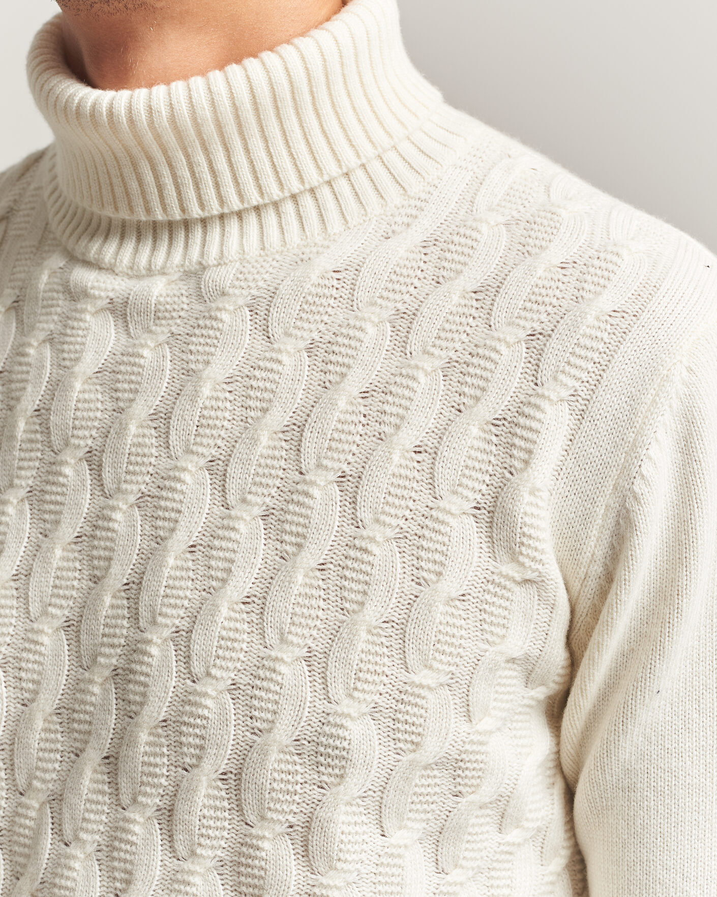 Mies | Puserot | Oscar Jacobson | Seppo Cable Knitted Rollneck White