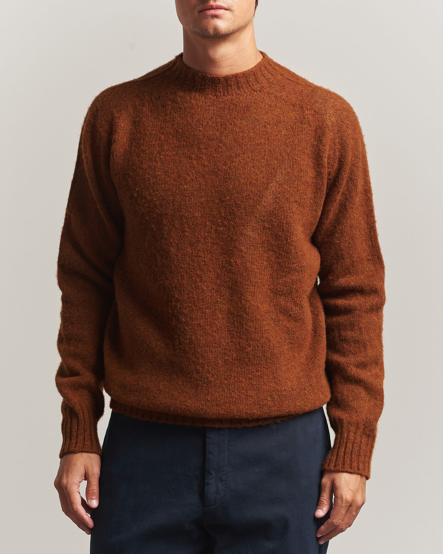 Mies | Puserot | Sunspel | Brushed Shetland Crew Neck Dark Tabacco