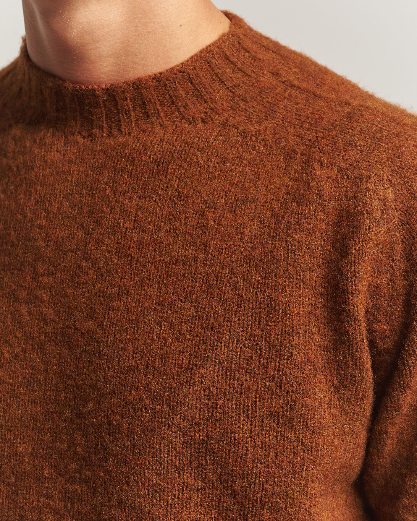 Mies | Puserot | Sunspel | Brushed Shetland Crew Neck Dark Tabacco