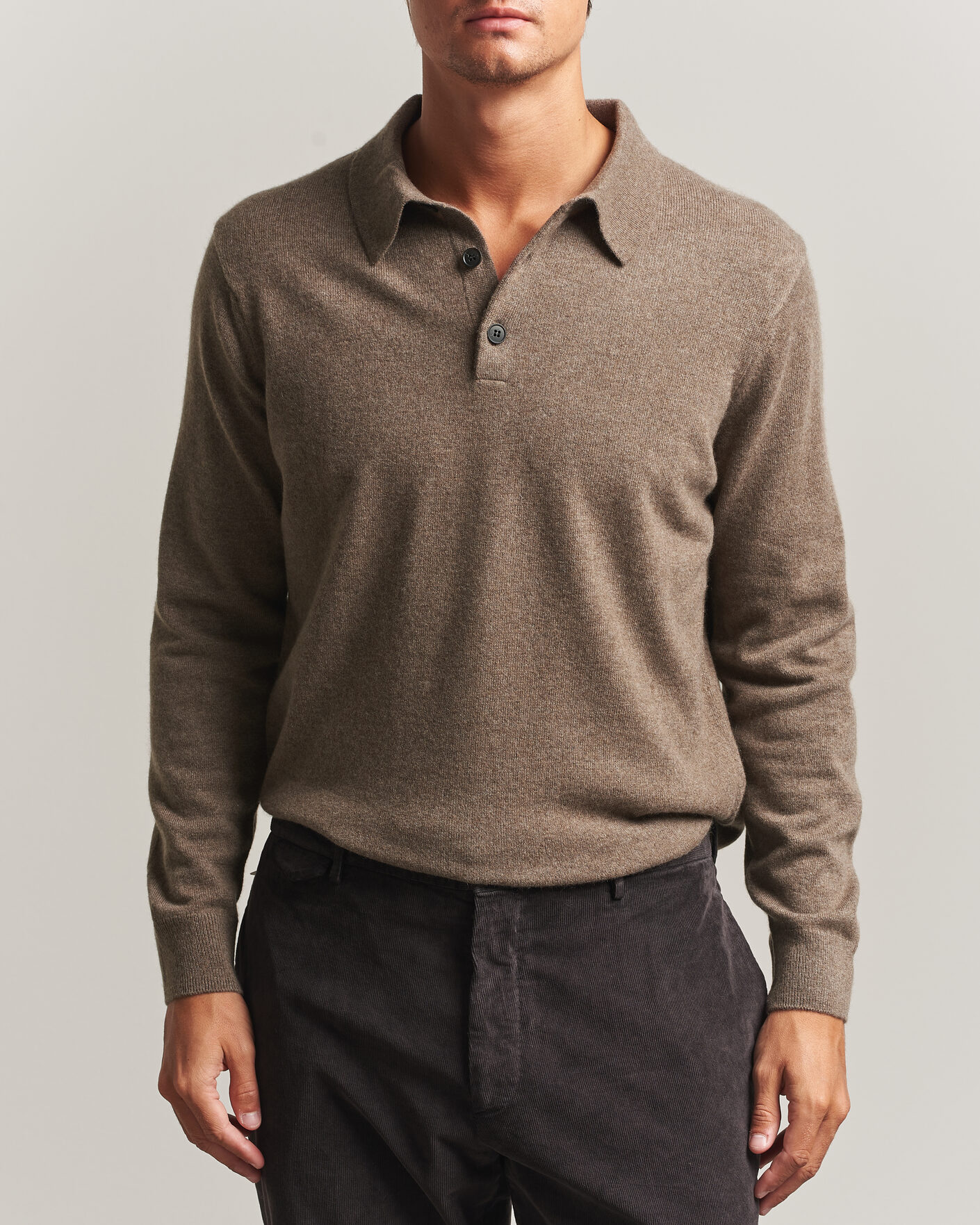 Mies | Puserot | Sunspel | Cashmere Polo Taupe