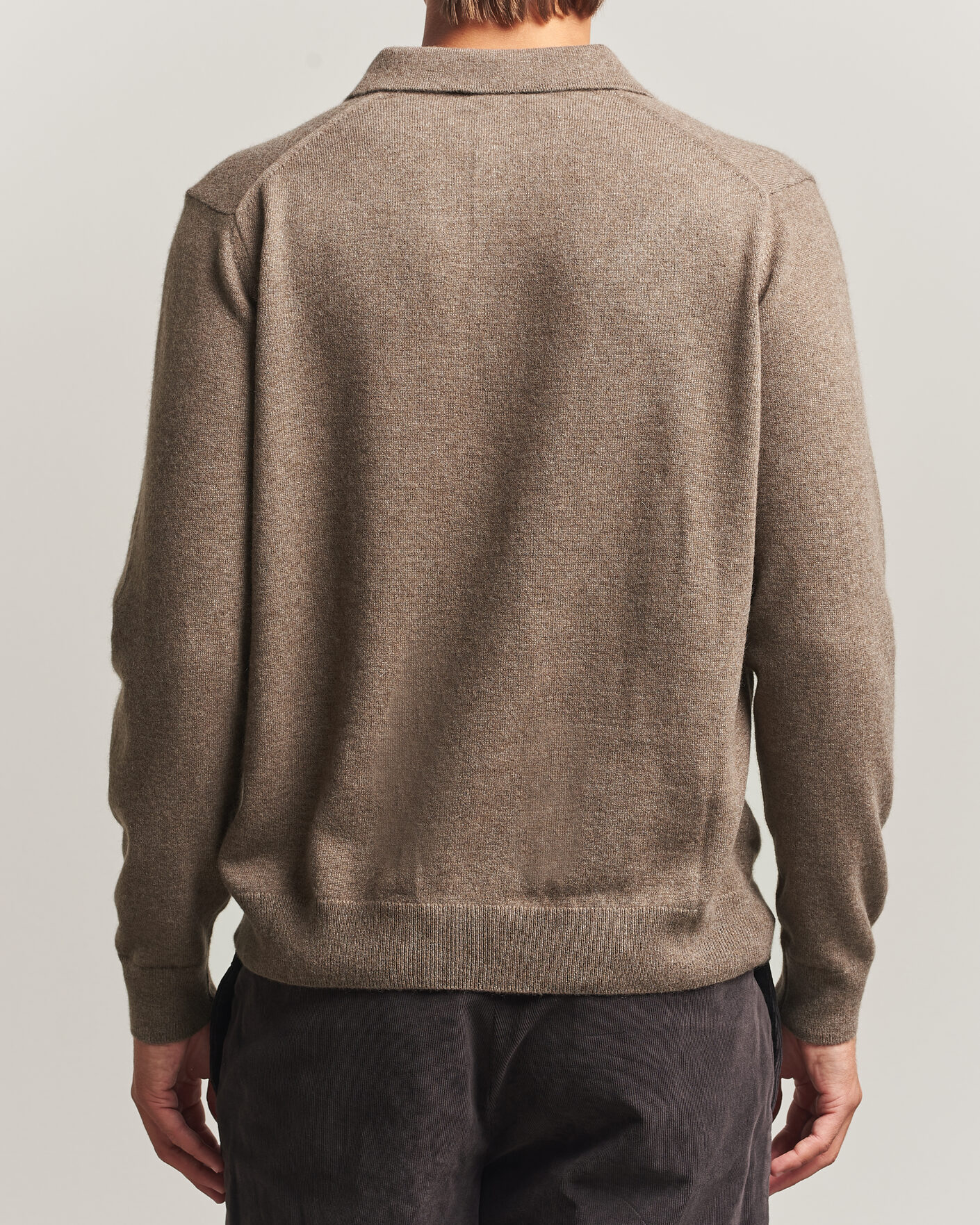 Mies | Puserot | Sunspel | Cashmere Polo Taupe