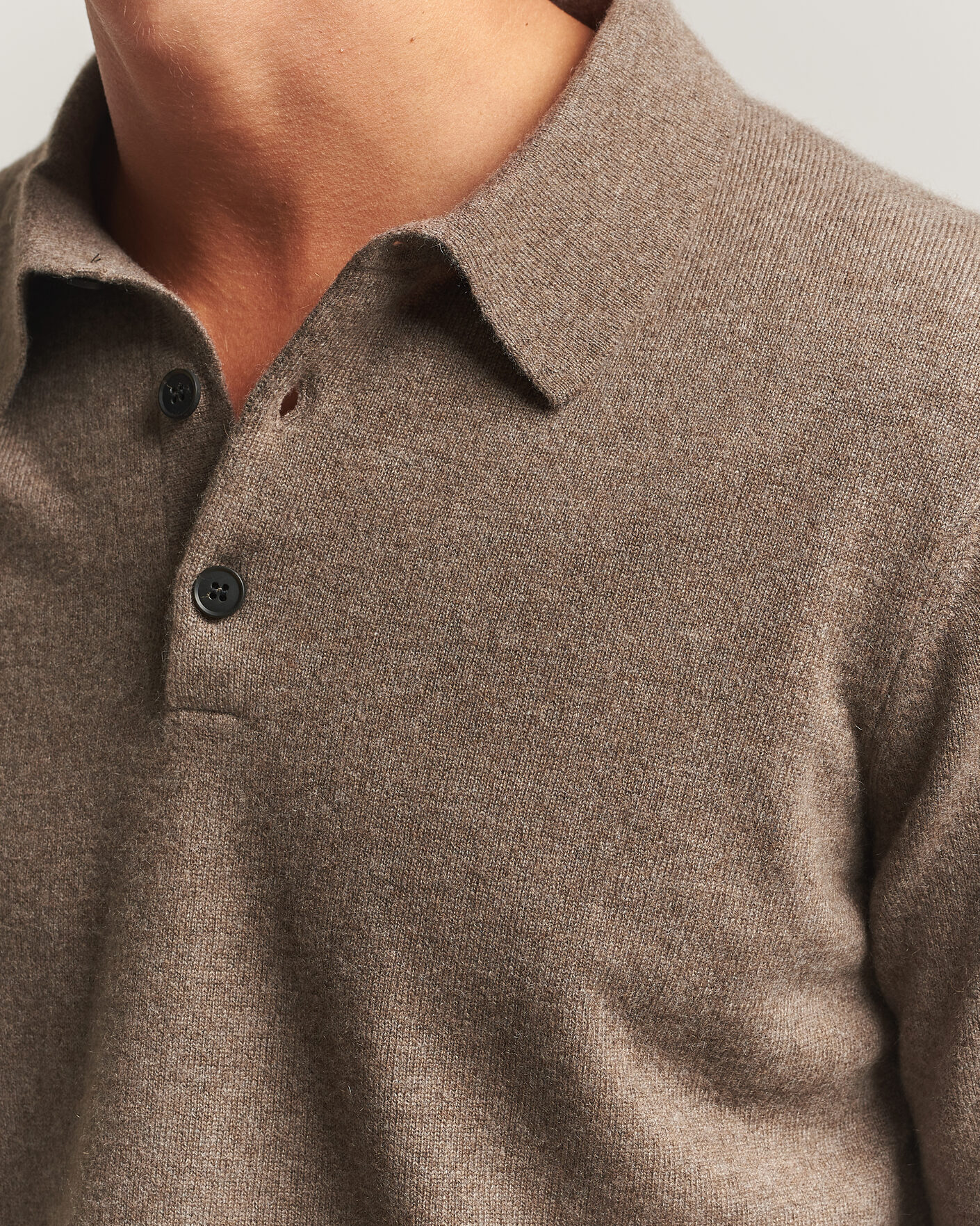 Mies | Puserot | Sunspel | Cashmere Polo Taupe