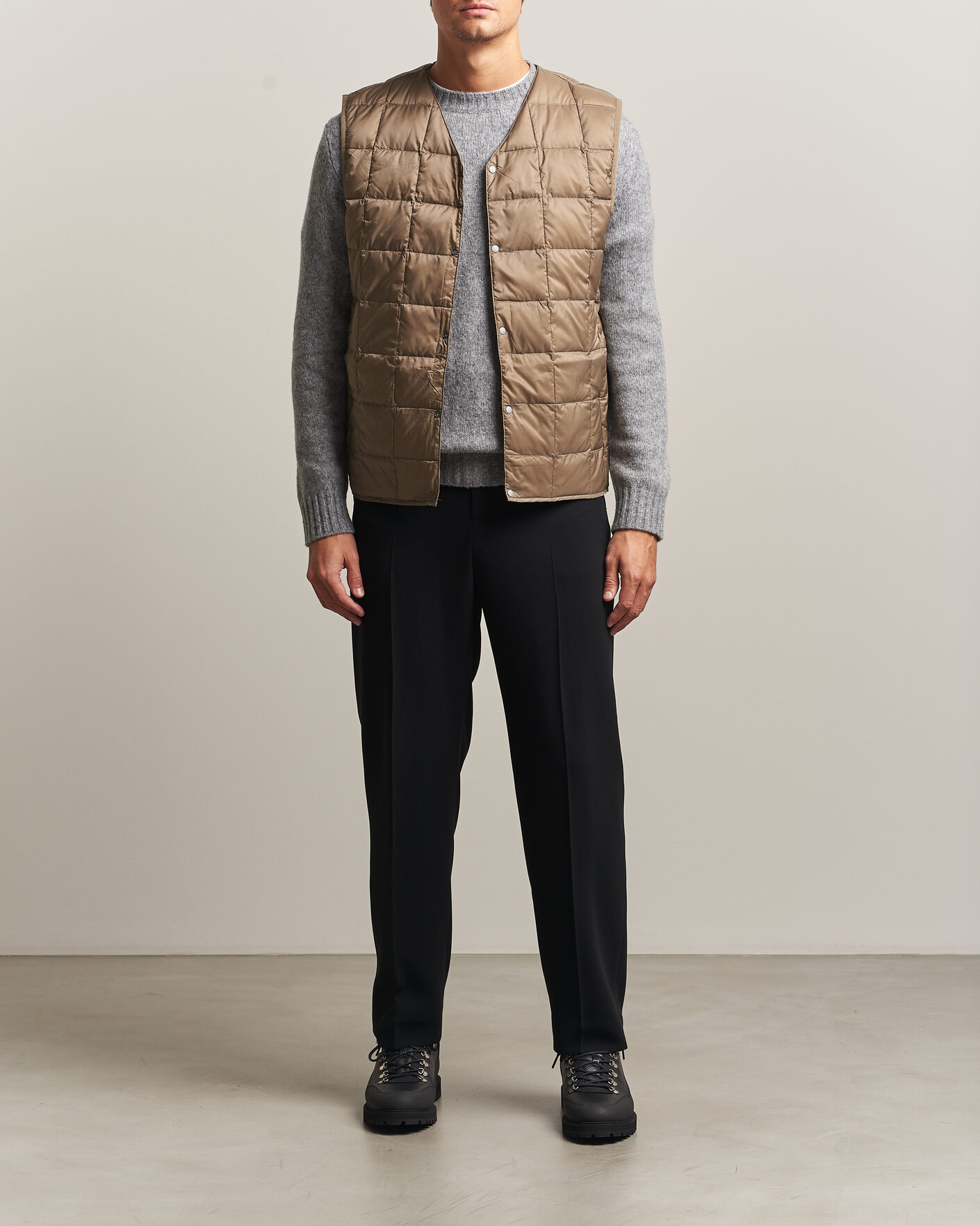 Mies | Ulkoliivit | TAION | V-Neck Lightweight Down Vest Khaki