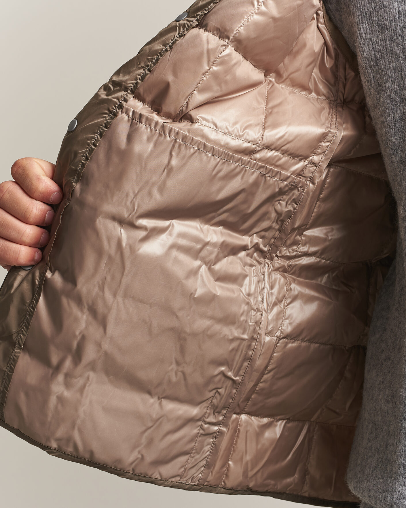 Mies | Ulkoliivit | TAION | V-Neck Lightweight Down Vest Khaki