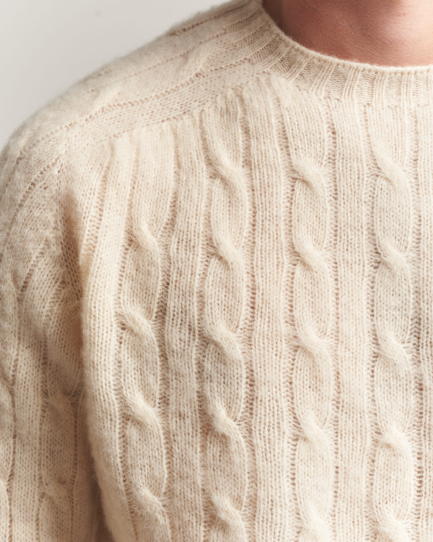 Mies | Puserot | Harley Of Scotland | Brushed Supersoft Lambswool Cable Vanilla