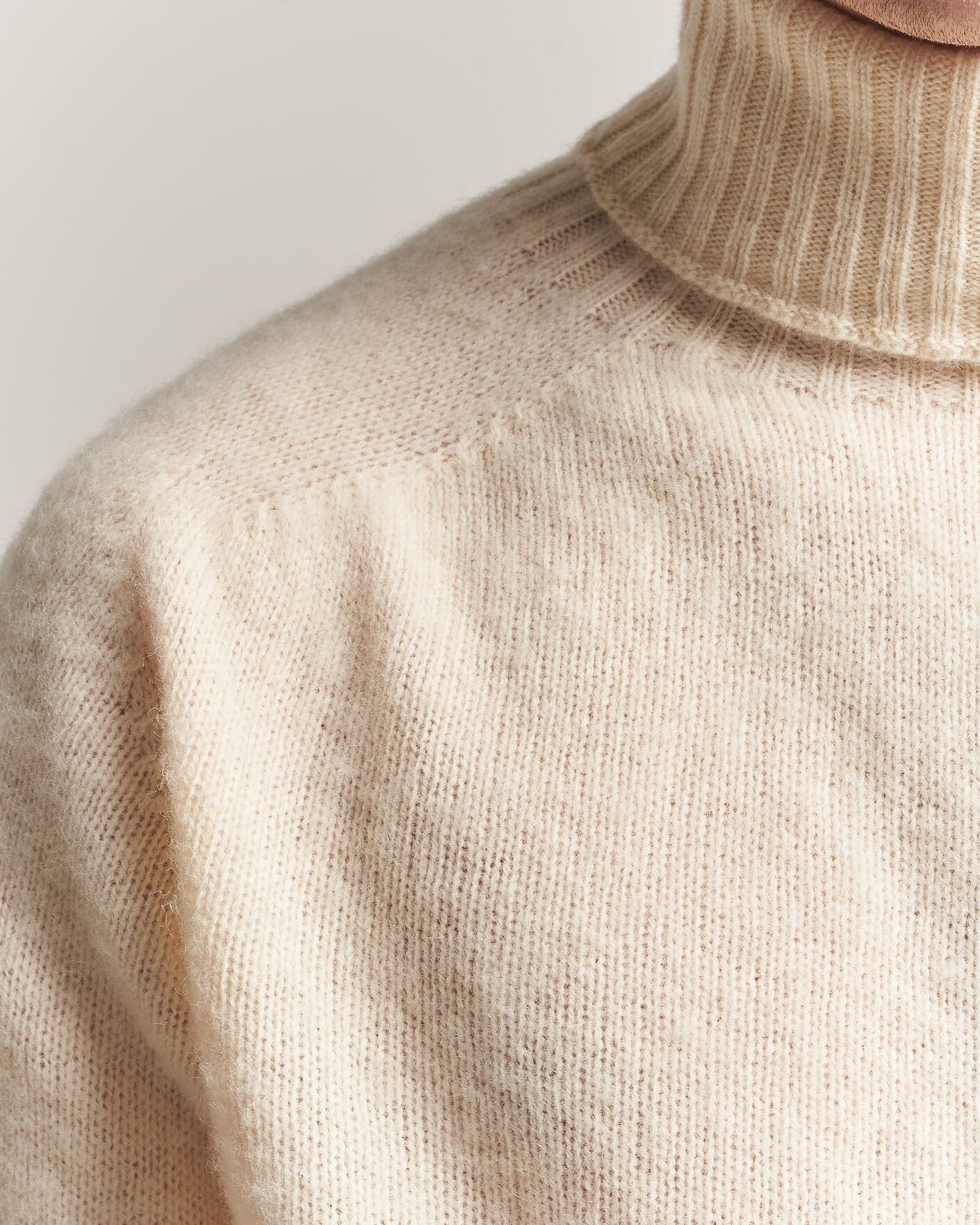 Mies | Puserot | Harley Of Scotland | Brushed Supersoft Lambswool Rollneck Vanilla