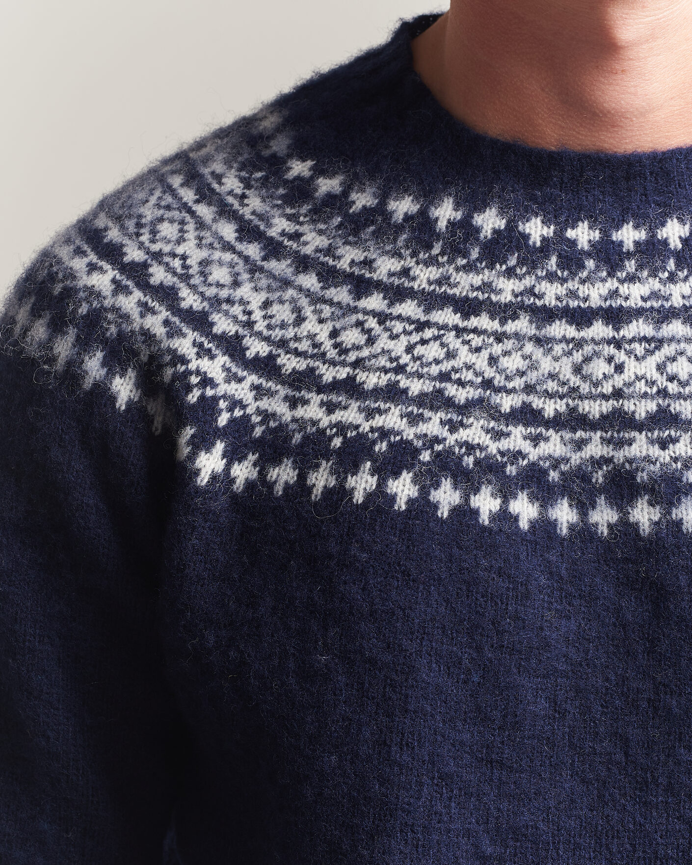 Mies | Puserot | Harley Of Scotland | Brushed Supersoft Lambswool Yolk Fairisle Navy/Snow White