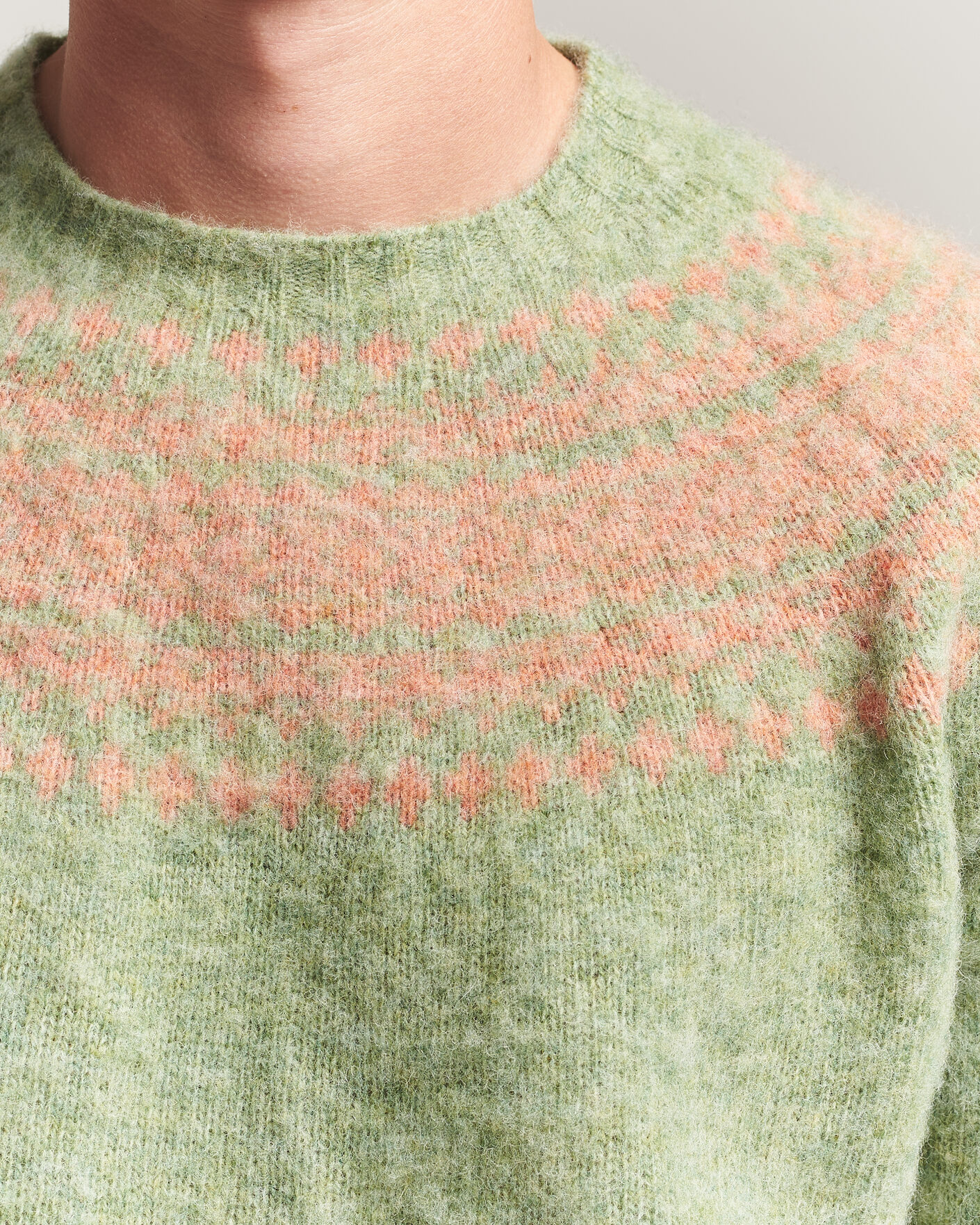 Mies | Puserot | Harley Of Scotland | Brushed Supersoft Lambswool Yolk Fairisle Sage/Parfait