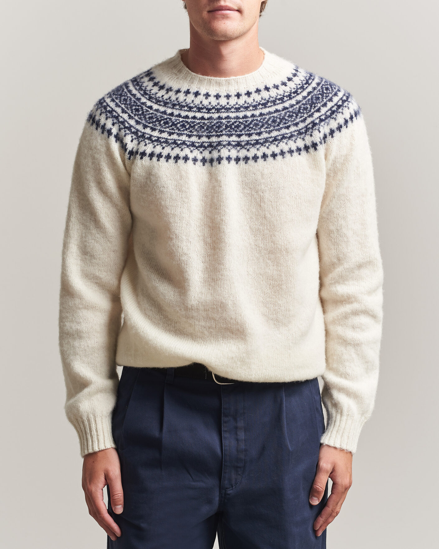 Mies | Puserot | Harley Of Scotland | Brushed Supersoft Lambswool Yolk Fairisle Snow White/Navy