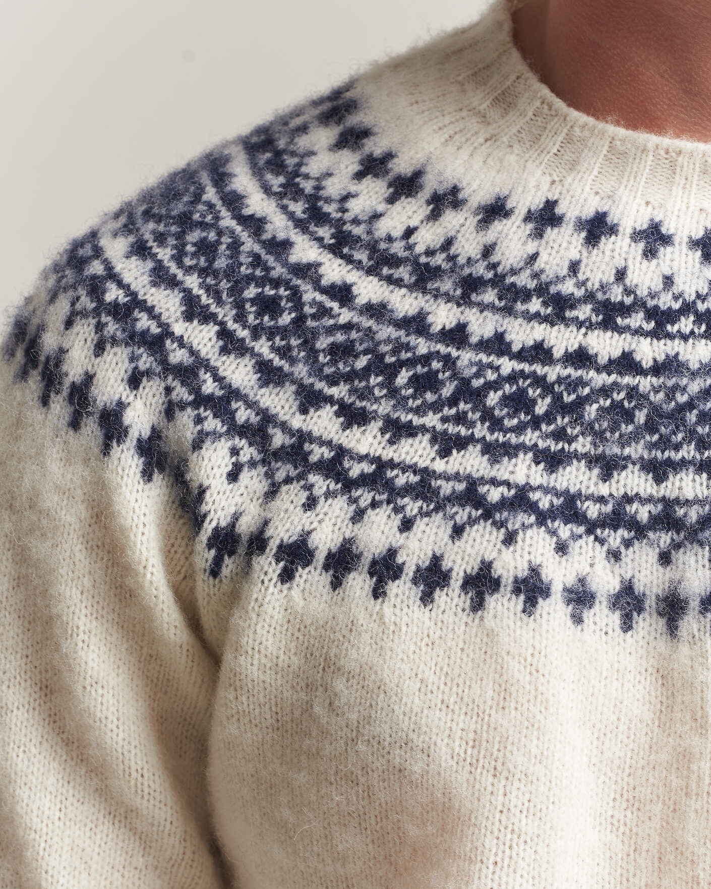 Mies | Puserot | Harley Of Scotland | Brushed Supersoft Lambswool Yolk Fairisle Snow White/Navy