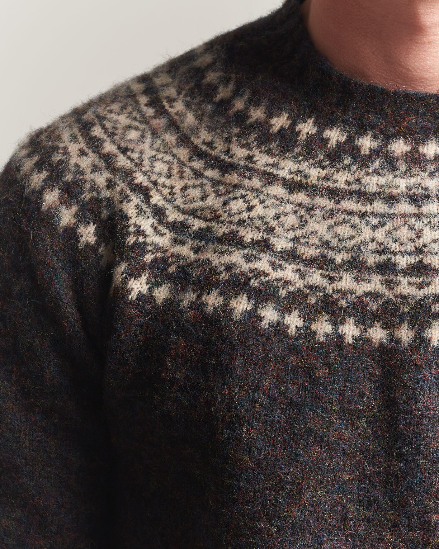 Mies | Puserot | Harley Of Scotland | Brushed Supersoft Lambswool Yolk Fairisle Volcano/Cameo