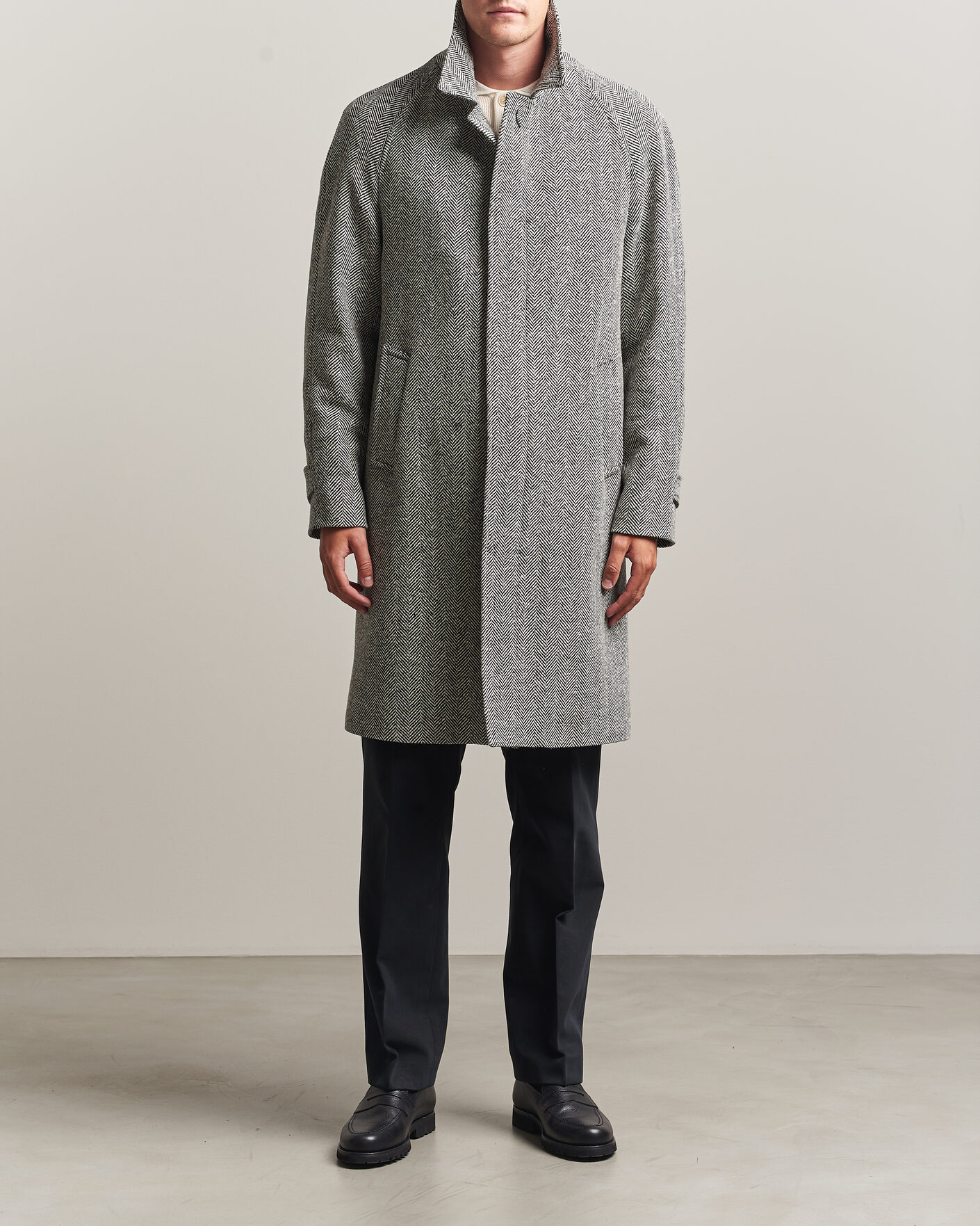 Mies | Takit | Lardini | Wool Herringbone Raglan Coat Dark Grey