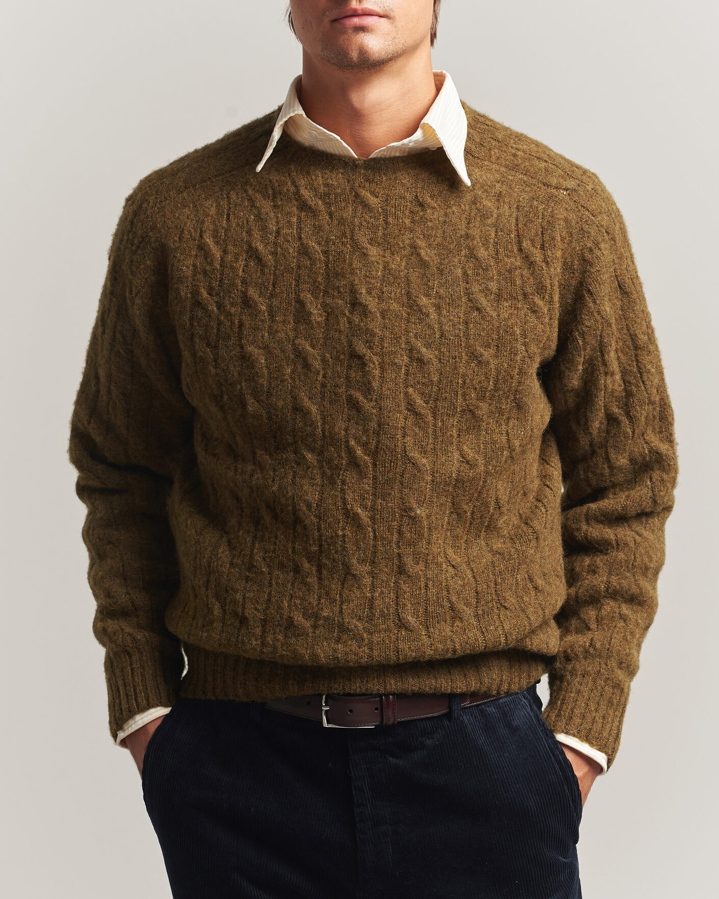 Mies | Puserot | Drake's | Brushed Shetland Cable Crew Moorland Olive