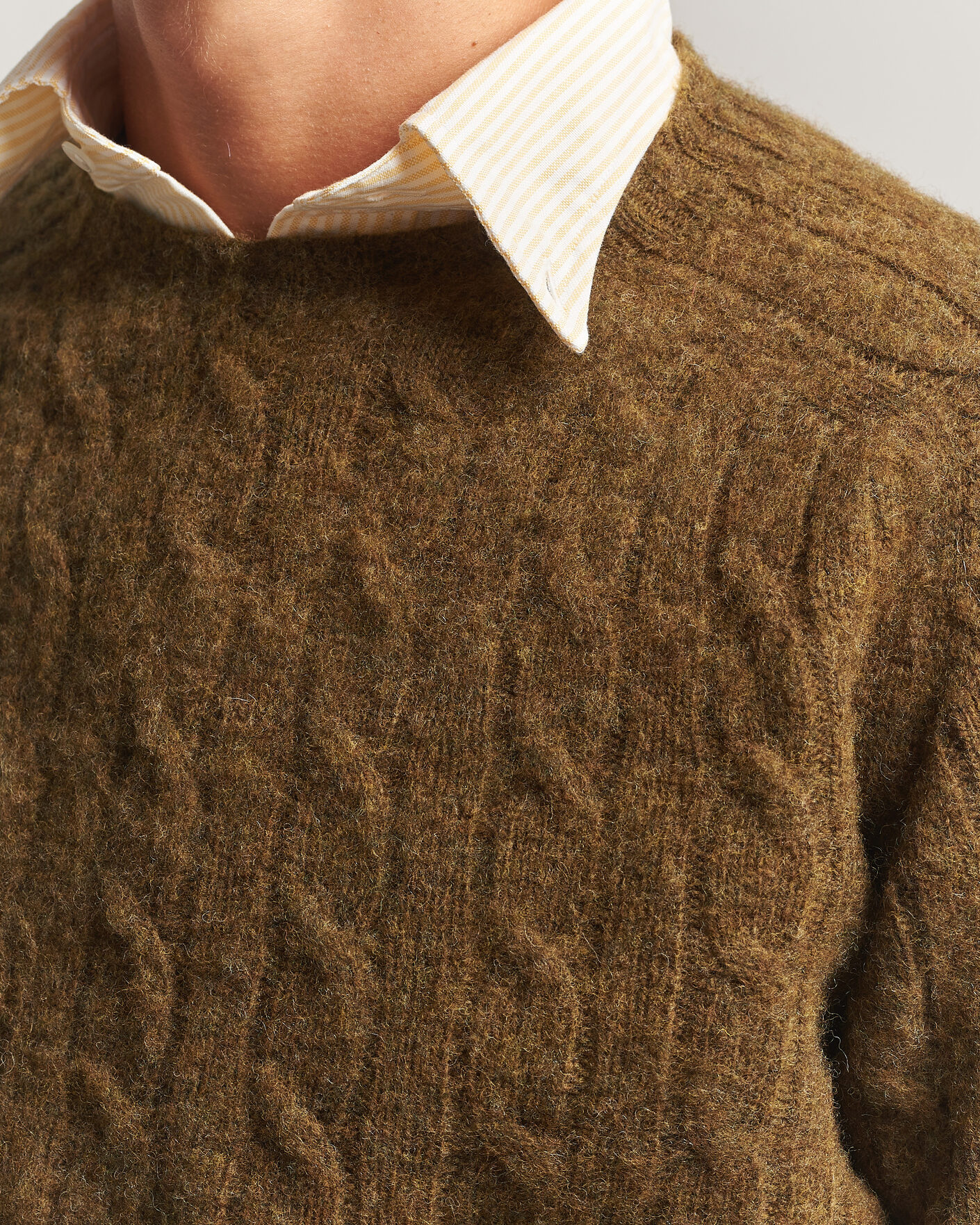 Mies | Puserot | Drake's | Brushed Shetland Cable Crew Moorland Olive