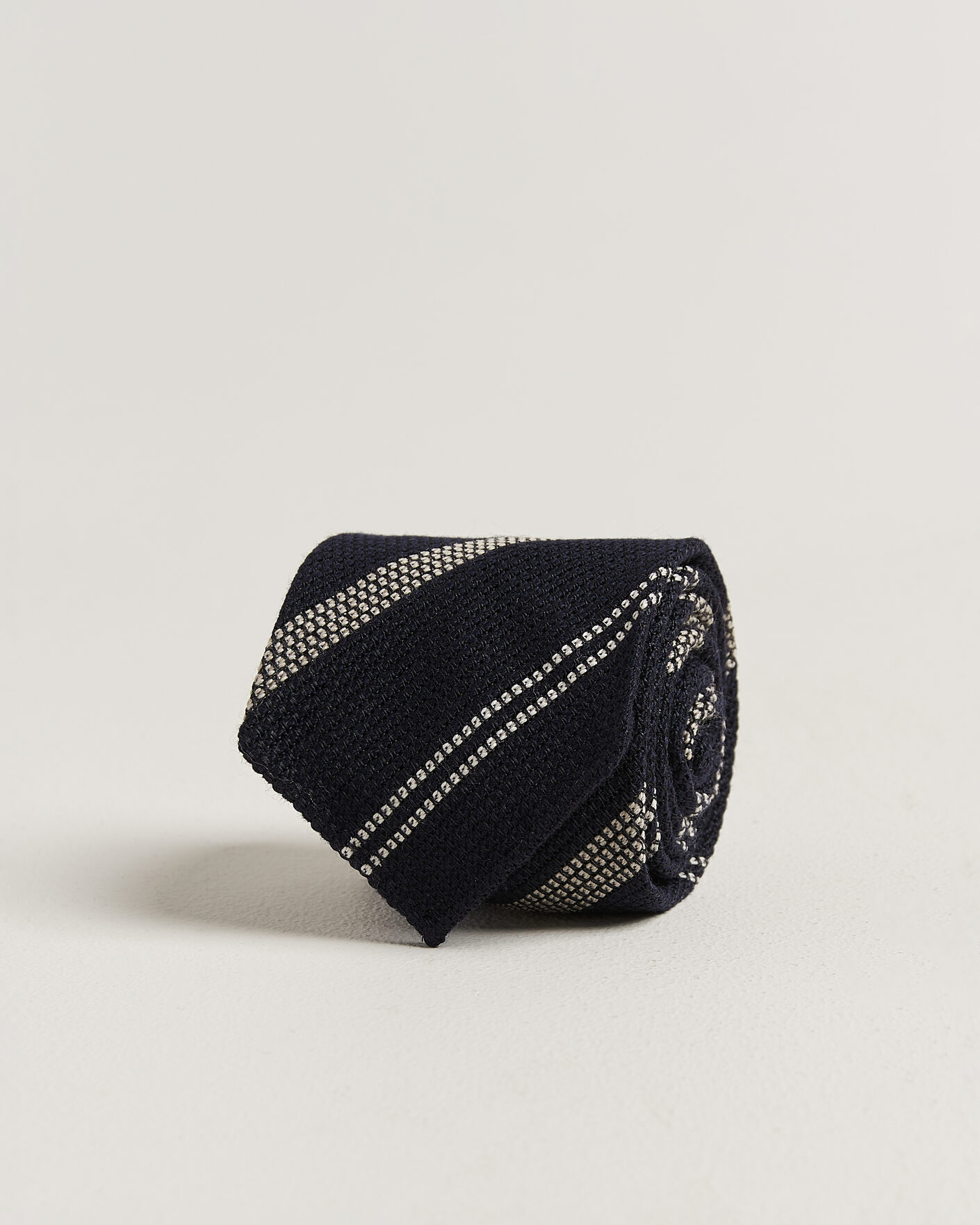 Mies | Solmiot | Drake's | Striped Grenadine Tie Navy/White
