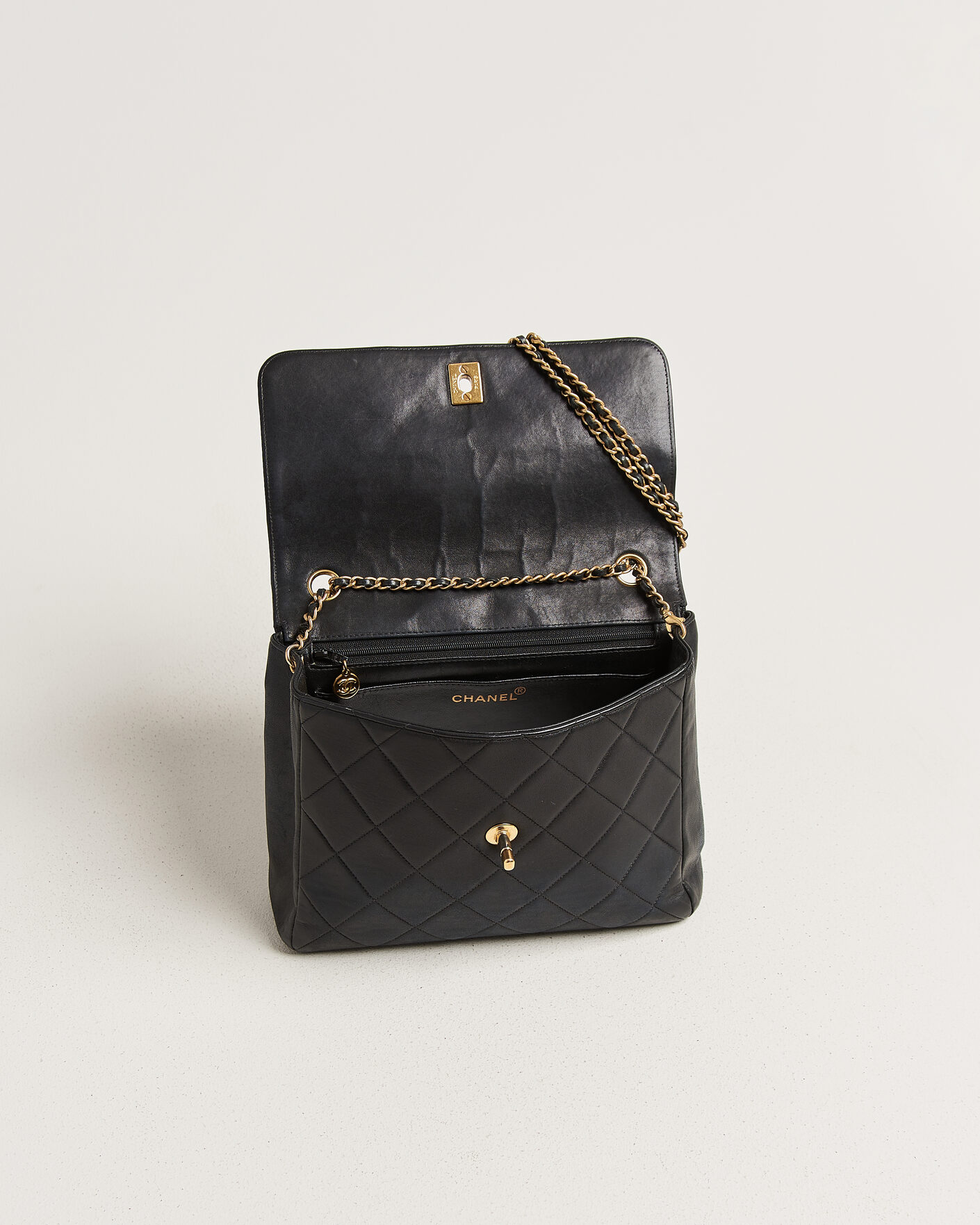 Mies | Pre-Owned & Vintage Bags | Chanel Pre-Owned | Single Flap Bag Lambskin Black