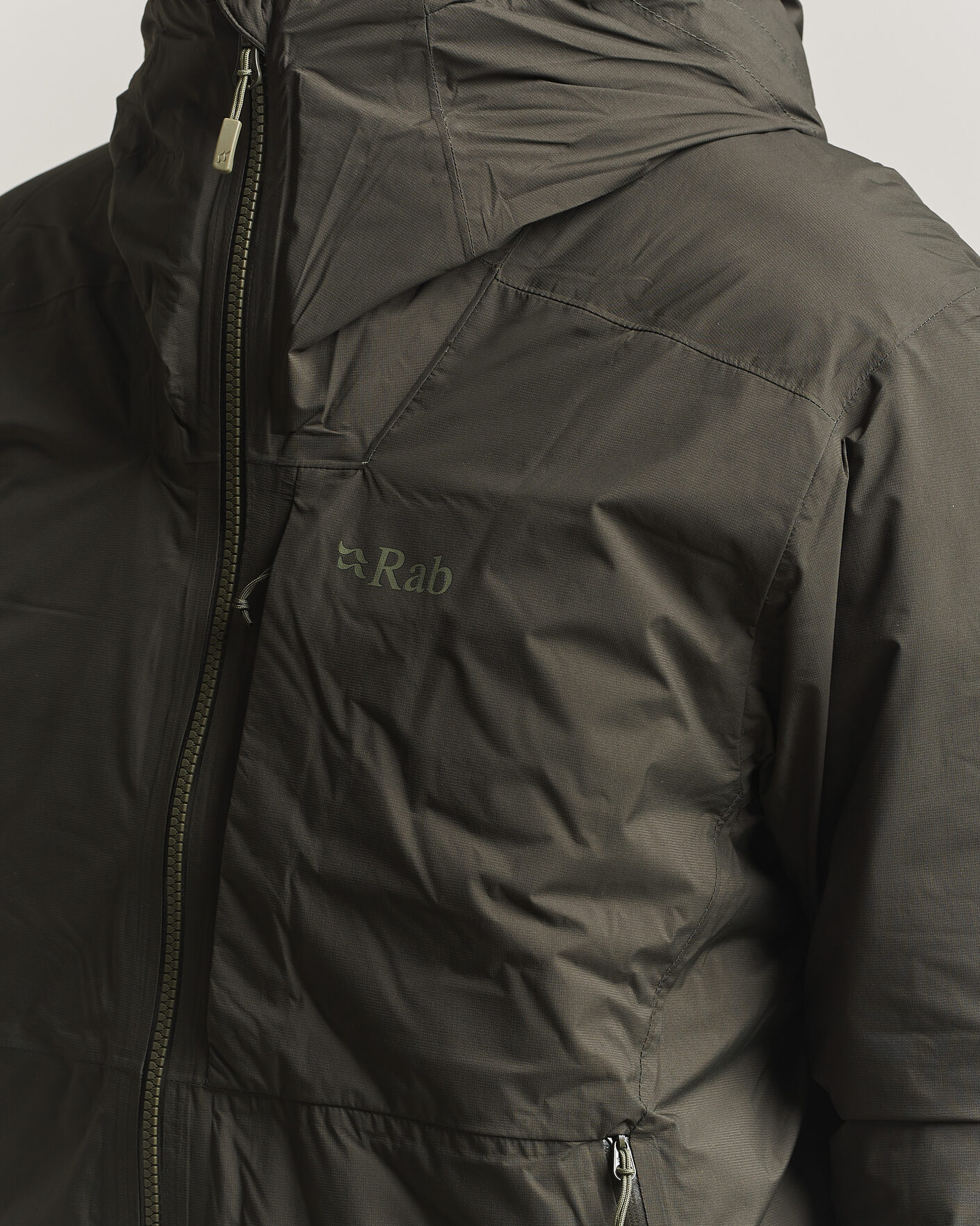 Mies | Takit | Rab | Microlight Waterproof Shield Jacket Dark Army