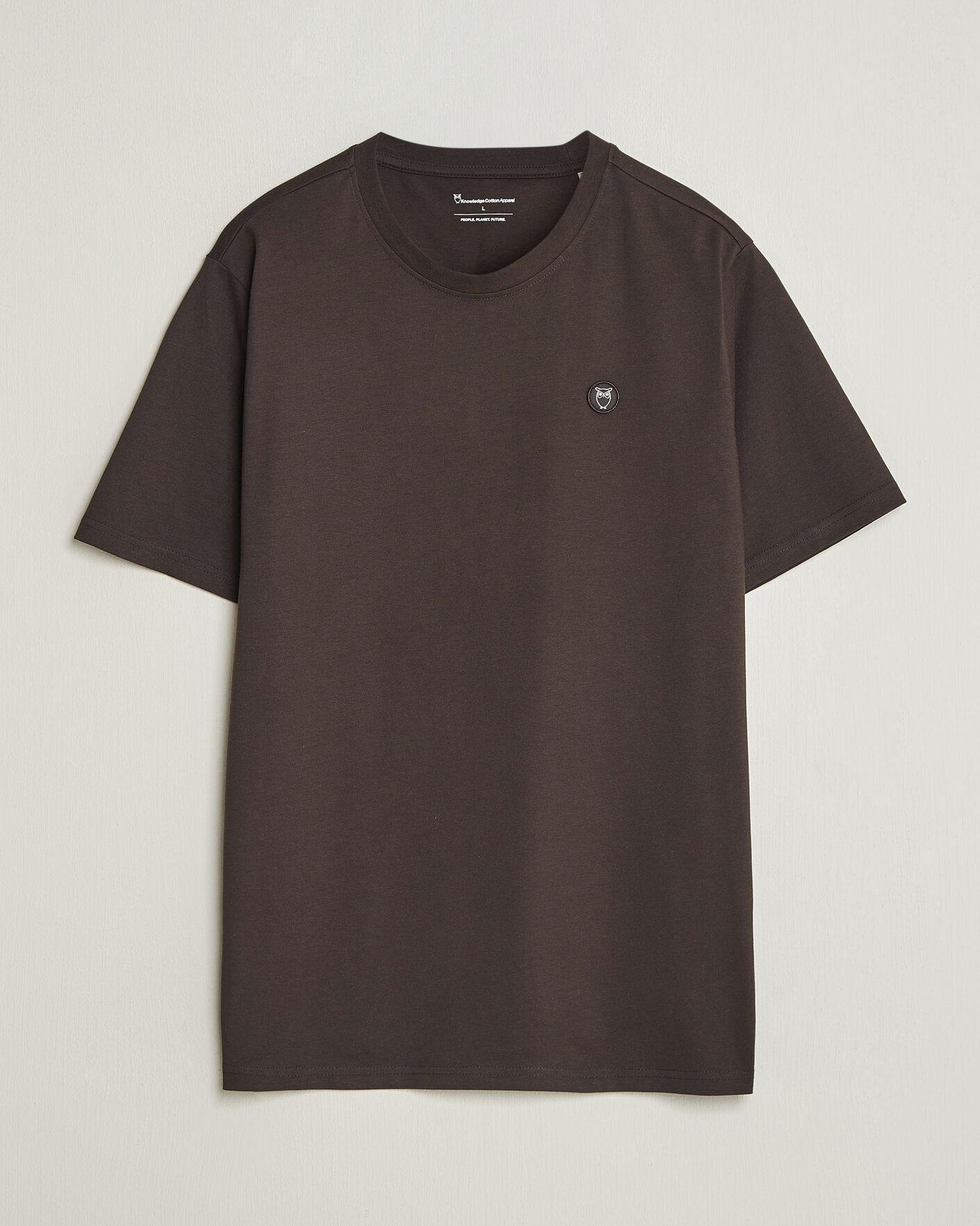 Mies | T-paidat | KnowledgeCotton Apparel | Loke Badge T-Shirt Chocolate Torte