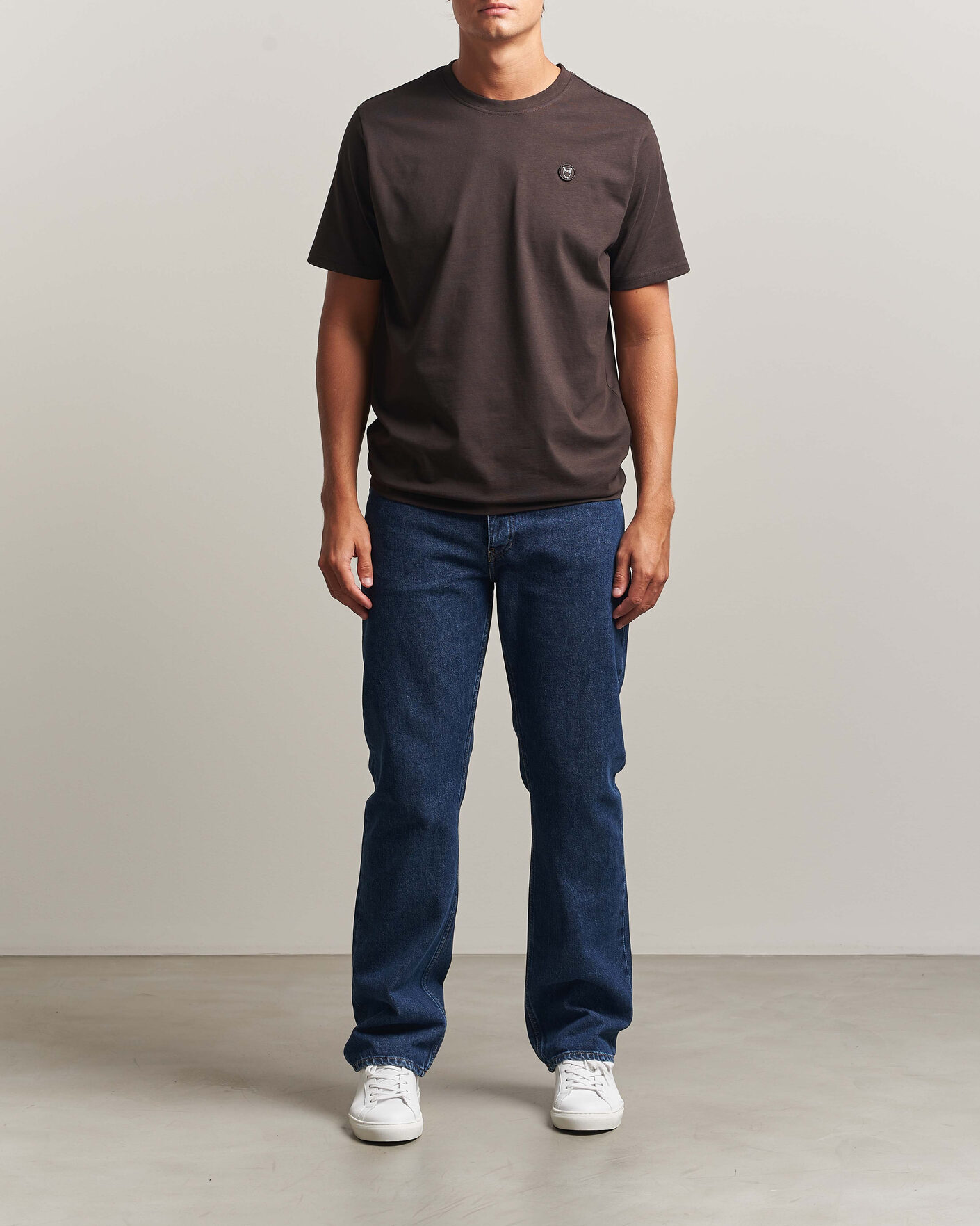 Mies | T-paidat | KnowledgeCotton Apparel | Loke Badge T-Shirt Chocolate Torte