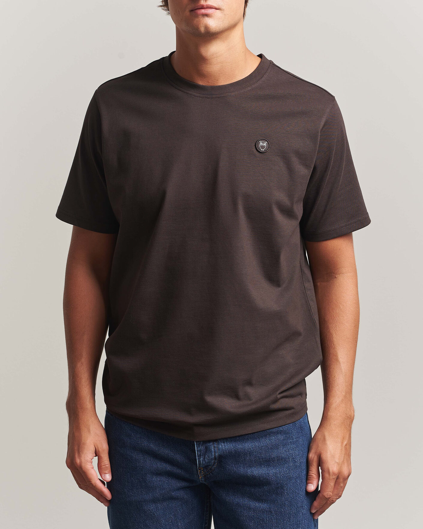 Mies | T-paidat | KnowledgeCotton Apparel | Loke Badge T-Shirt Chocolate Torte