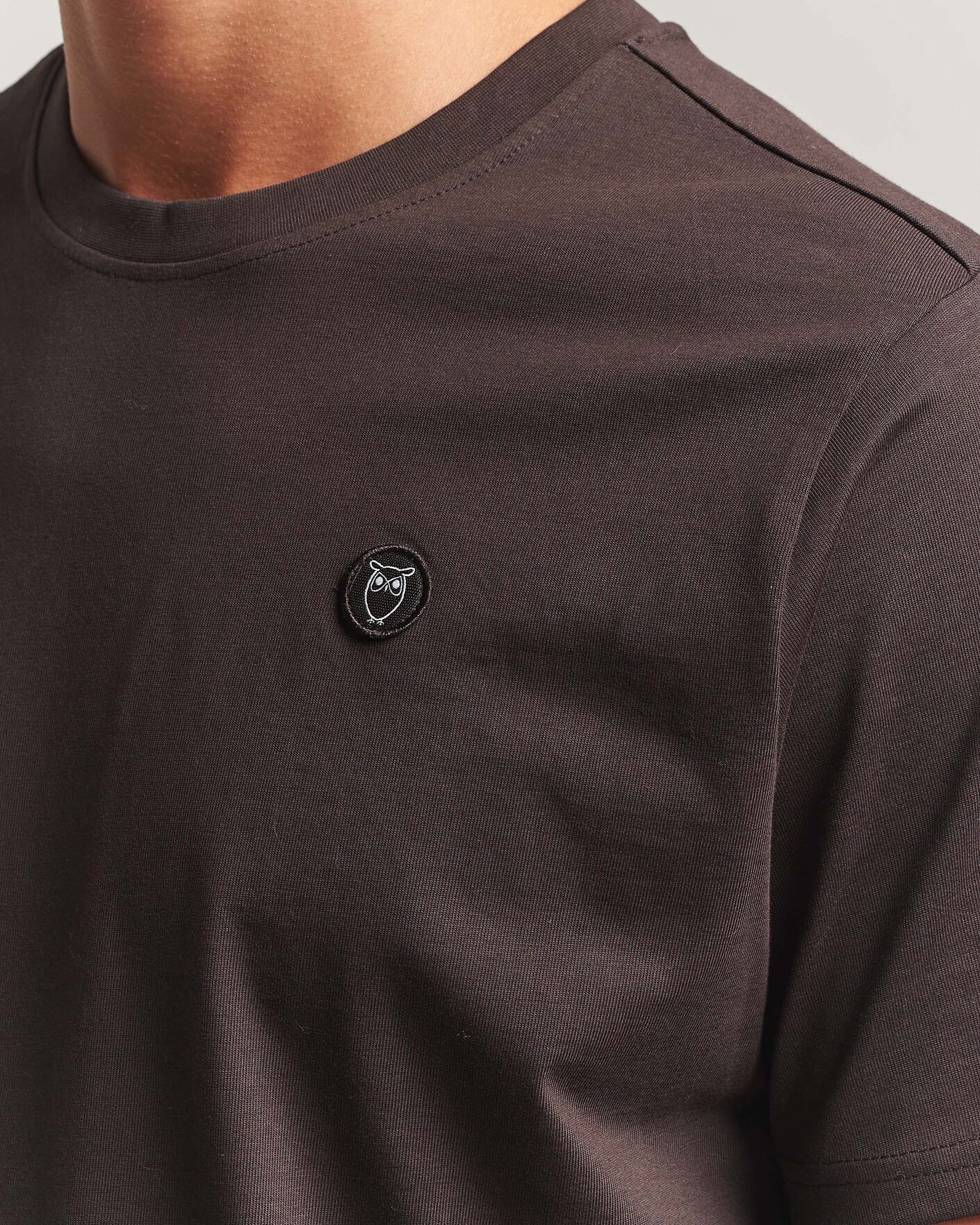 Mies | T-paidat | KnowledgeCotton Apparel | Loke Badge T-Shirt Chocolate Torte