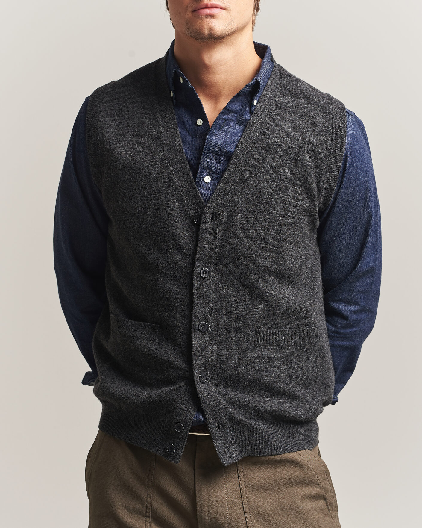 Mies | Puserot | BEAMS PLUS | Button Knit Vest Charcoal